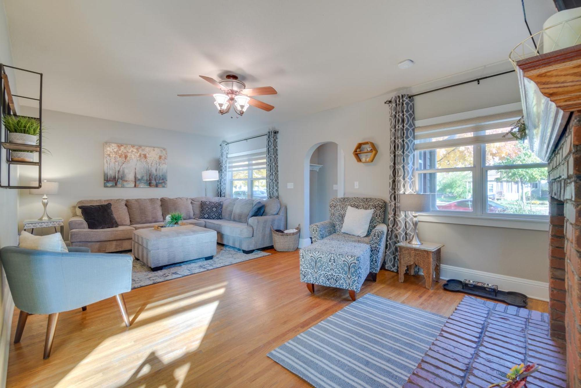 Charming Getaway, Walk To And Downtown! Windsor
