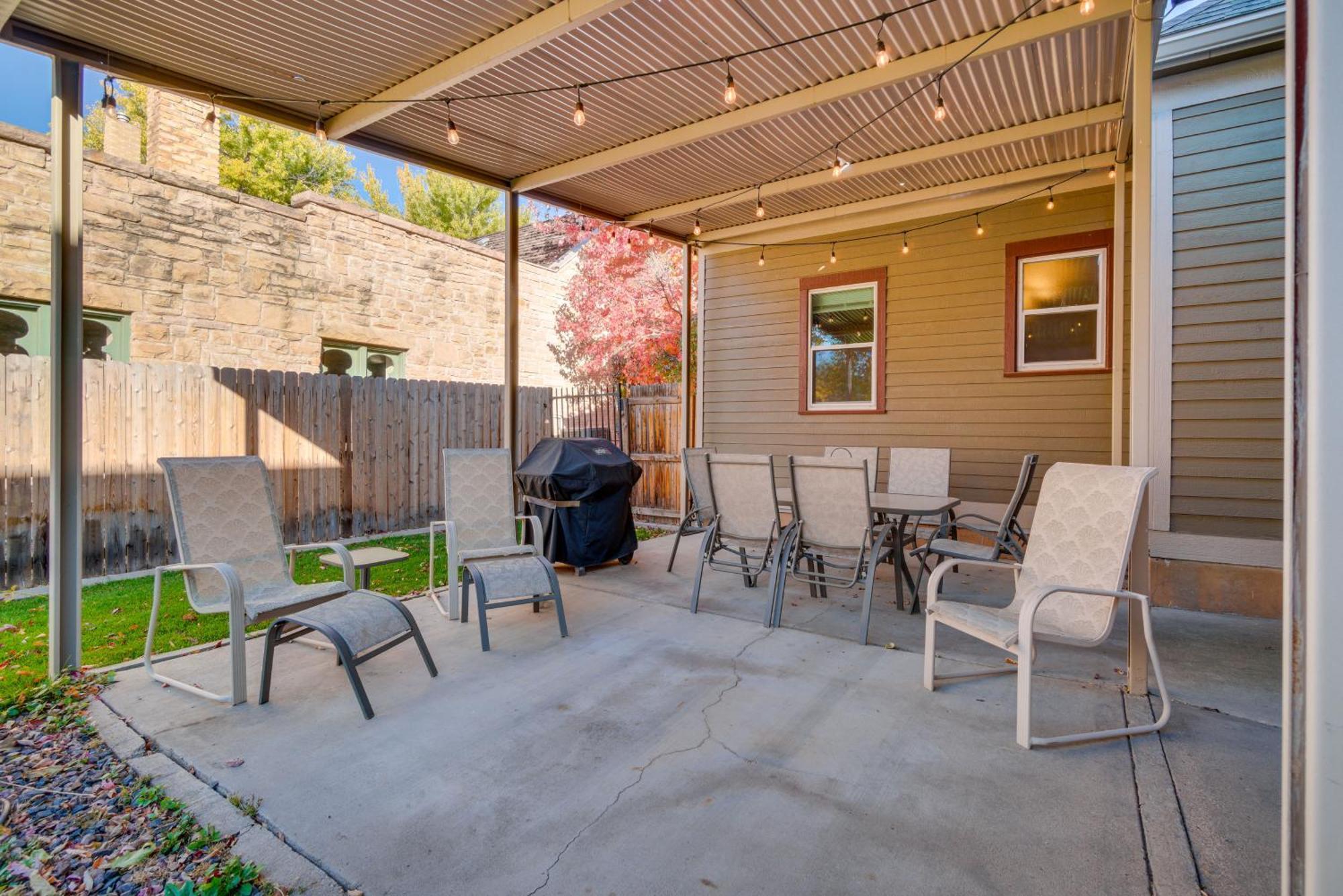 Charming Getaway, Walk To And Downtown! Holiday home *