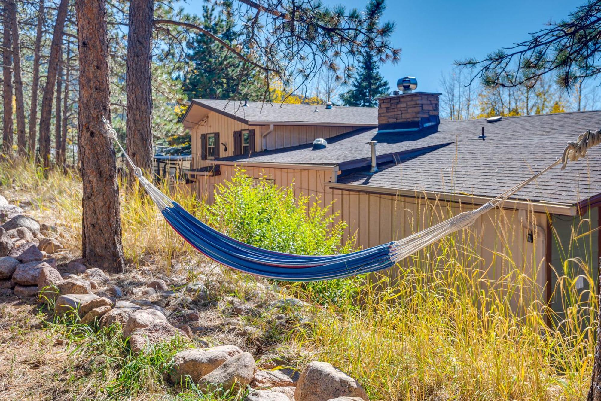 Peaceful Getaway With Private Hot Tub And Mtn Views!