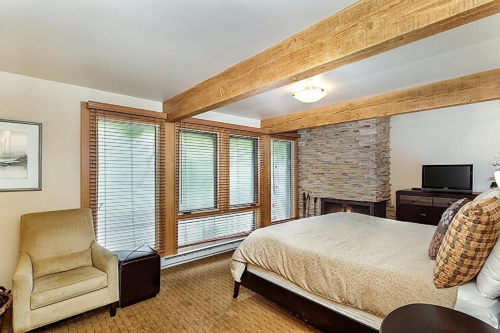 Chateau Roaring Fork Unit 22, Spacious With Beautiful River Views, 4 Blocks To Town *