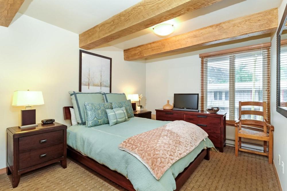 Chateau Roaring Fork Unit 22, Spacious With Beautiful River Views, 4 Blocks To Town Holiday home Aspen