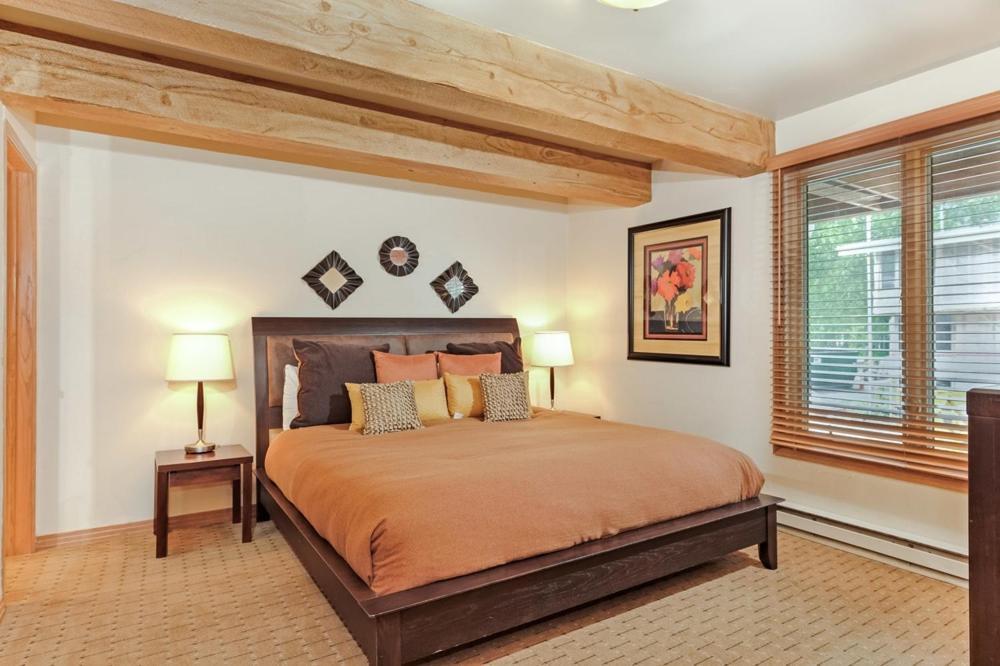 Chateau Roaring Fork Unit 22, Spacious With Beautiful River Views, 4 Blocks To Town * Aspen
