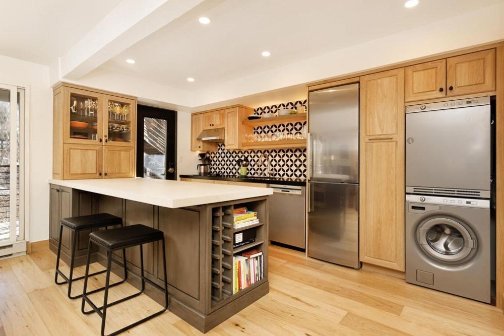 Chateau Roaring Fork Unit 25, Contemporary With River Views, Close To Town Holiday home Aspen