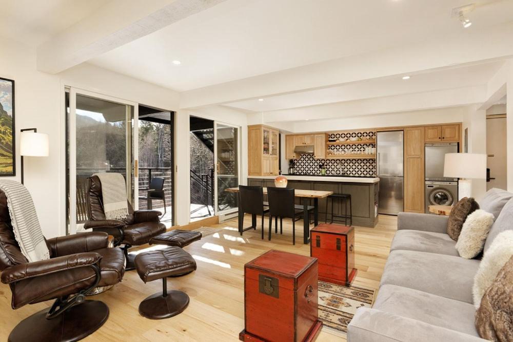 Chateau Roaring Fork Unit 25, Contemporary With River Views, Close To Town Holiday home *