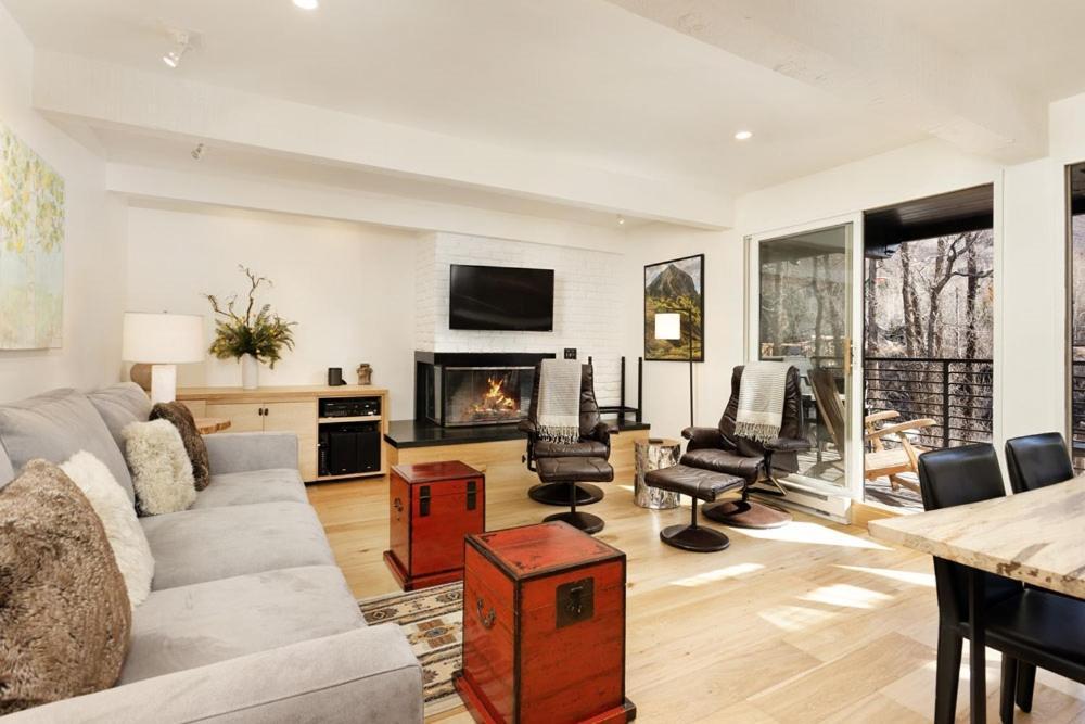 Chateau Roaring Fork Unit 25, Contemporary With River Views, Close To Town Holiday home Aspen