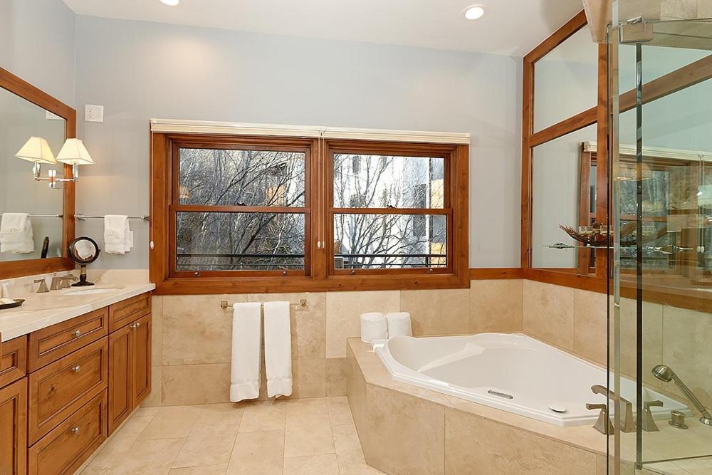 Durant Unit D5, Deluxe With Beautiful Furnishings, Great Views, And A/c Holiday home Aspen