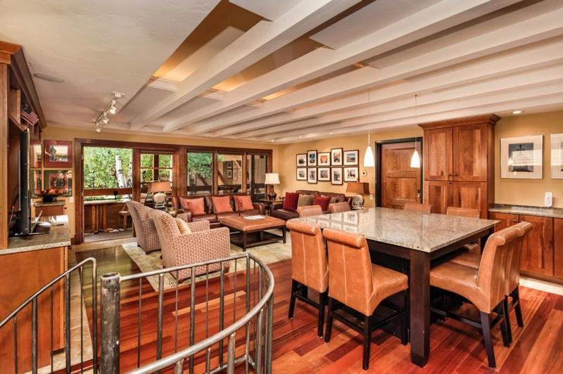 Fasching Haus Unit 10, Townhouse W/ Private Deck, Great Views, 2 Blocks To Downtown
