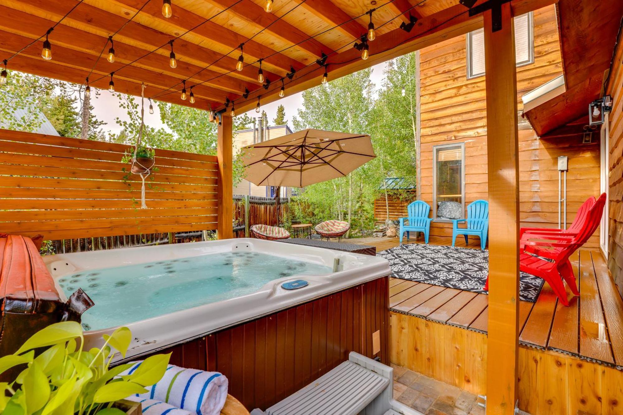 Holiday home Deluxe House With Mtn View And Hot Tub!