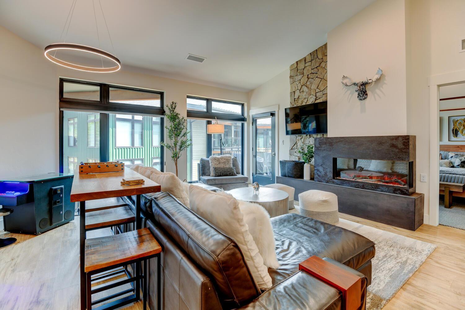 Luxury 1407: Hot Tub, Views & Activity Perks *