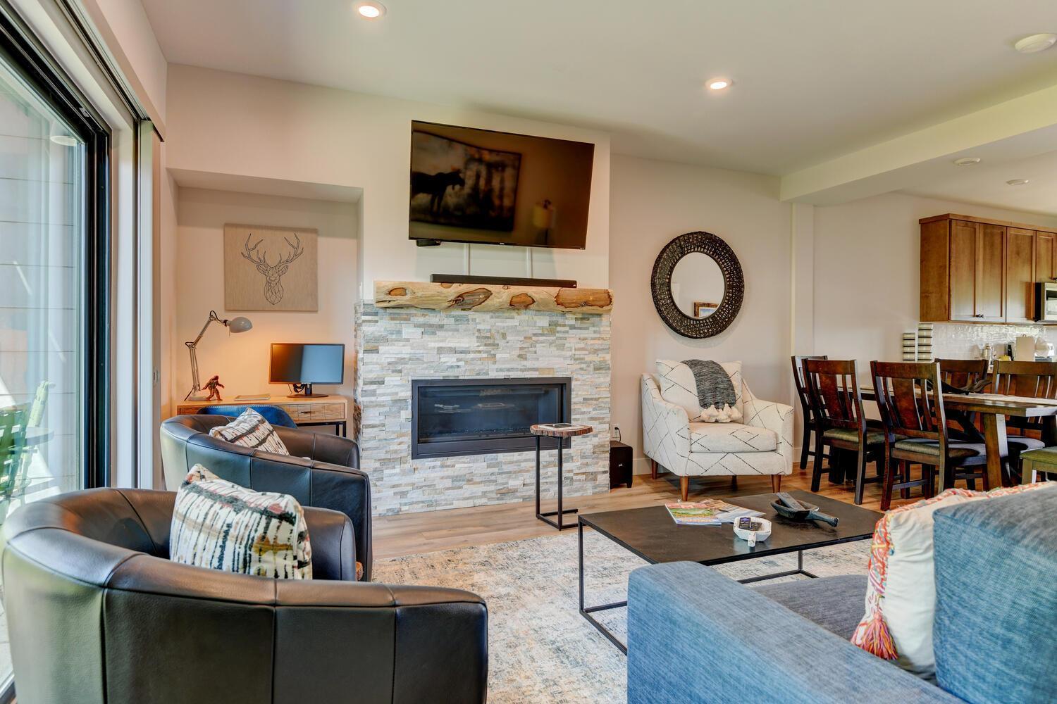 Luxury 102: Panoramic Views & Activity Perks Holiday home *