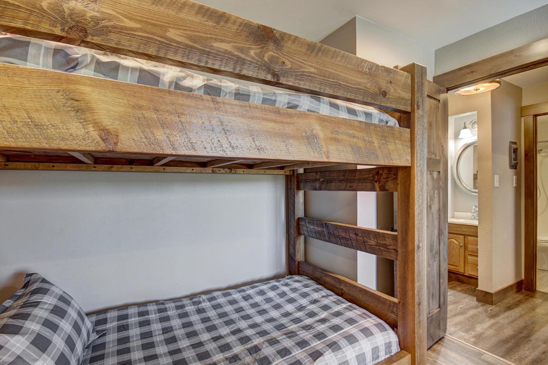 New Listing! Antler's Camp On Main Street, Steps Away From Breck Has To Offer! Holiday home