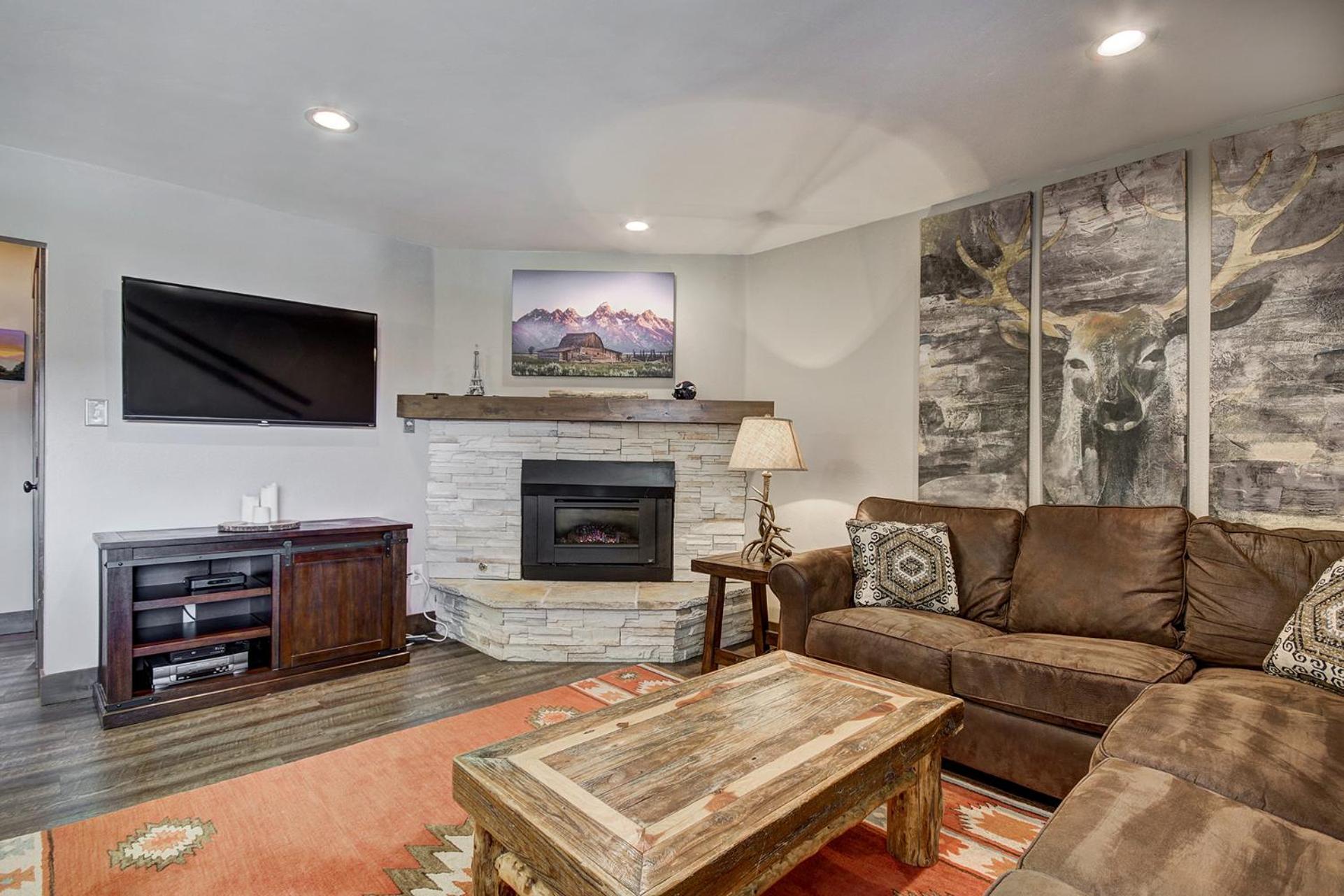New Listing! Antler's Camp On Main Street, Steps Away From Breck Has To Offer! Holiday home *