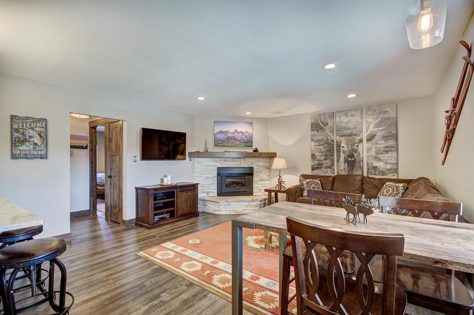 New Listing! Antler's Camp On Main Street, Steps Away From Breck Has To Offer! Holiday home