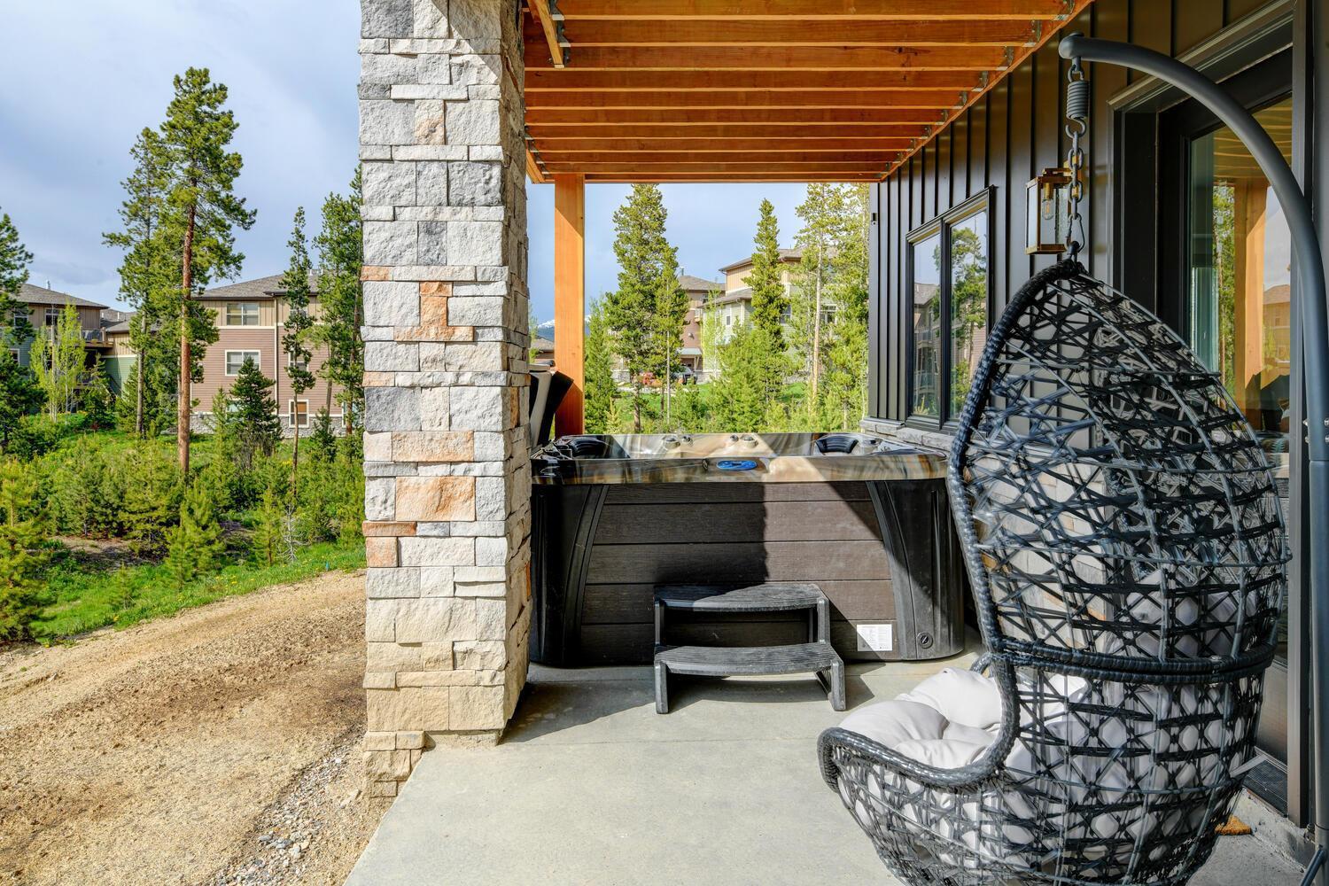Luxury 1219: Hot Tub Retreat With Peloton And Scenic Views Fraser