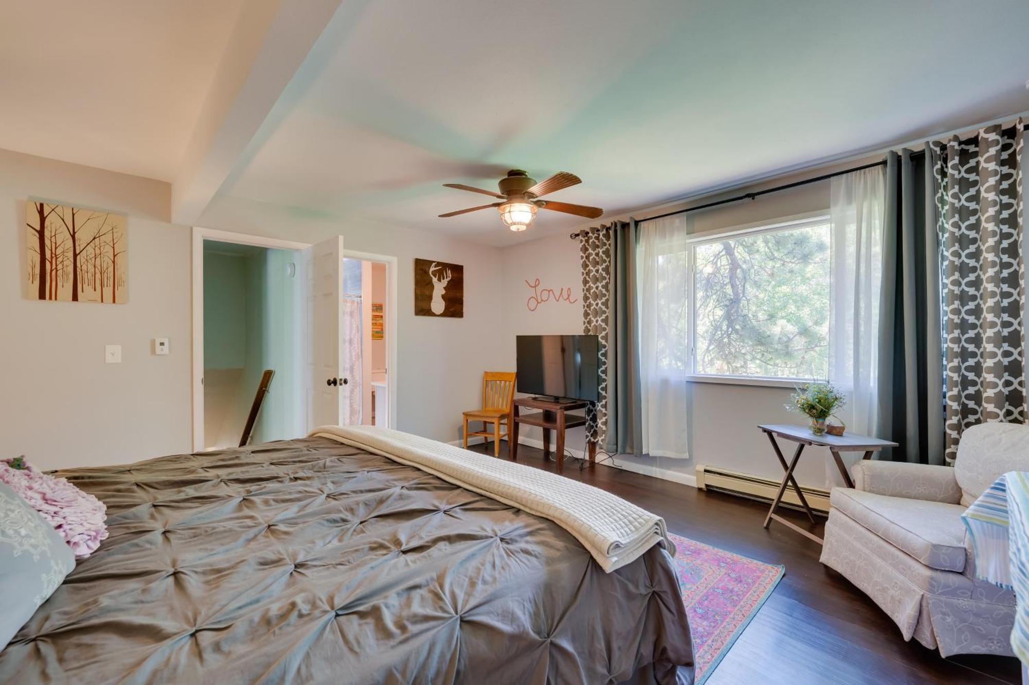 Stunning With Deck About 35 Mi To Denver! Holiday home *