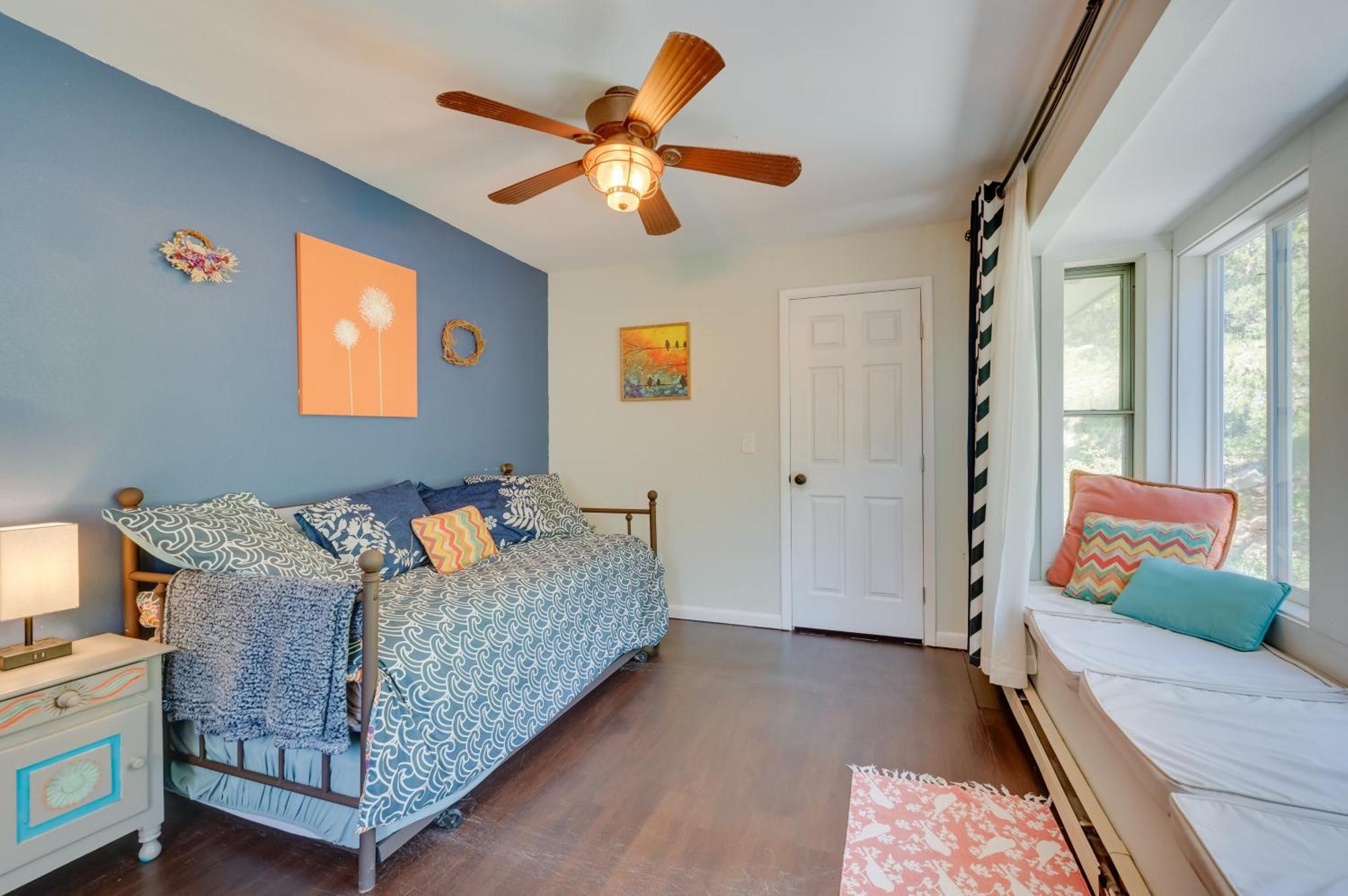 Holiday home Stunning With Deck About 35 Mi To Denver! *