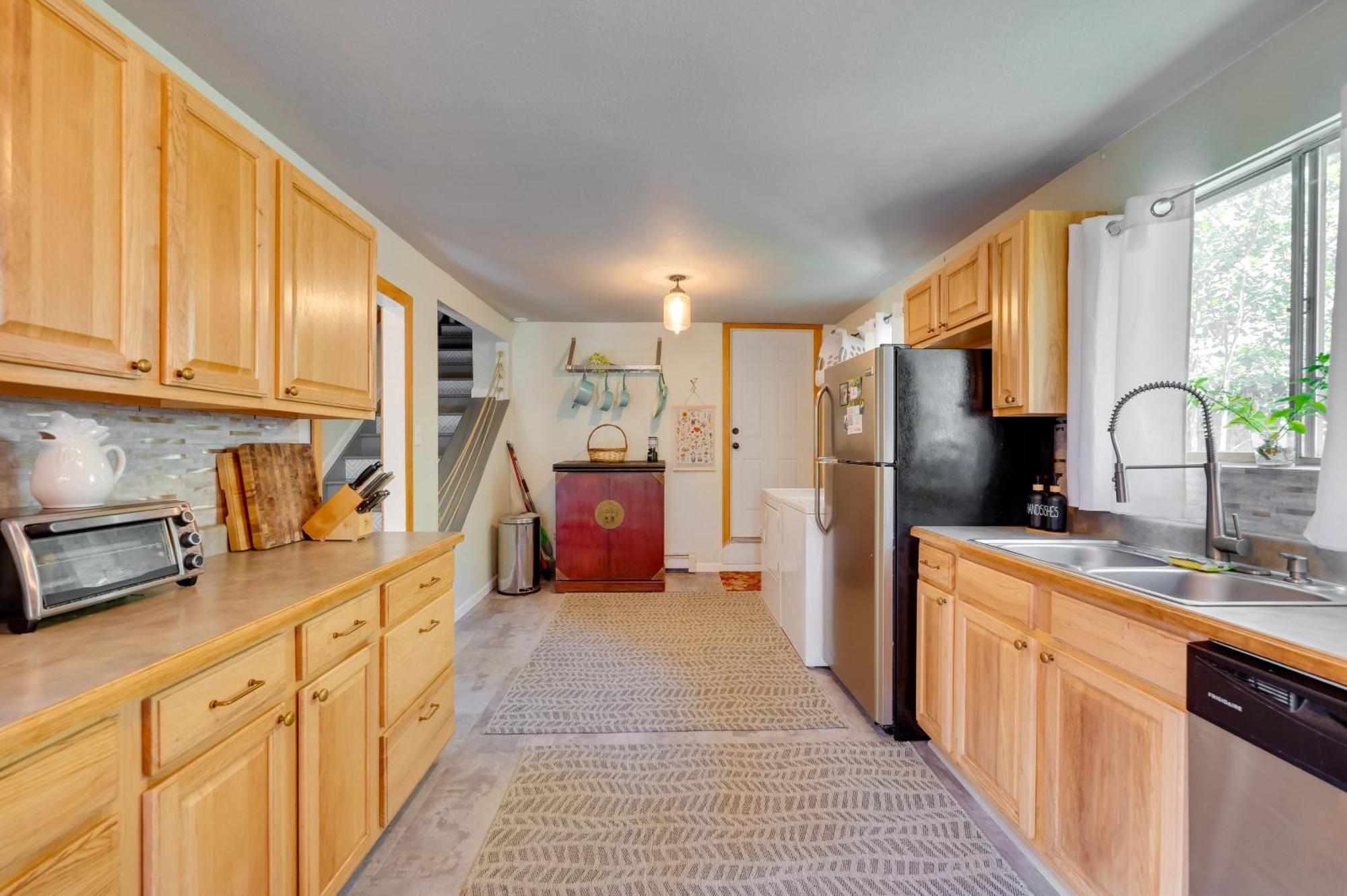 Holiday home Stunning With Deck About 35 Mi To Denver!