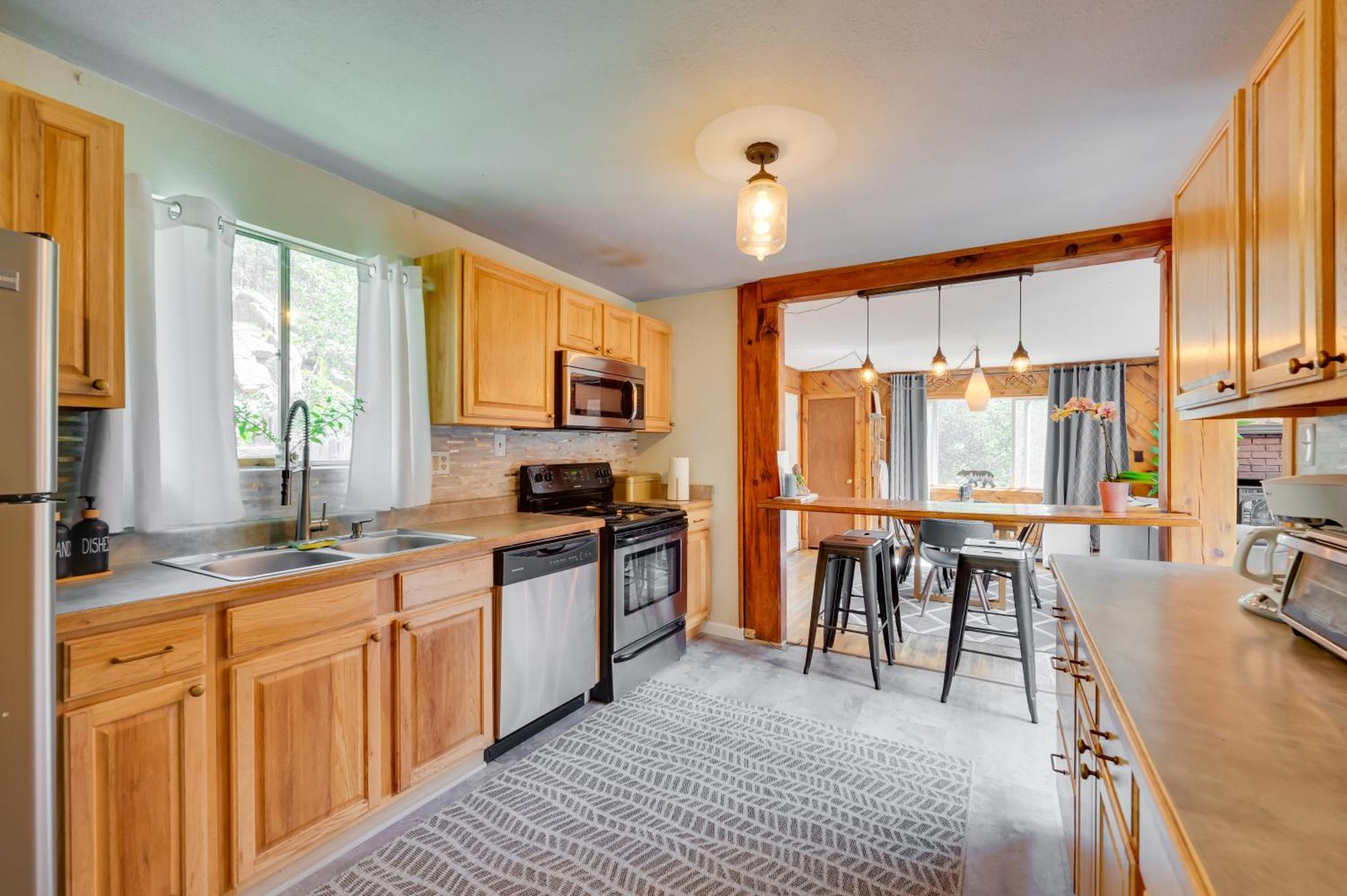 Stunning With Deck About 35 Mi To Denver! Holiday home