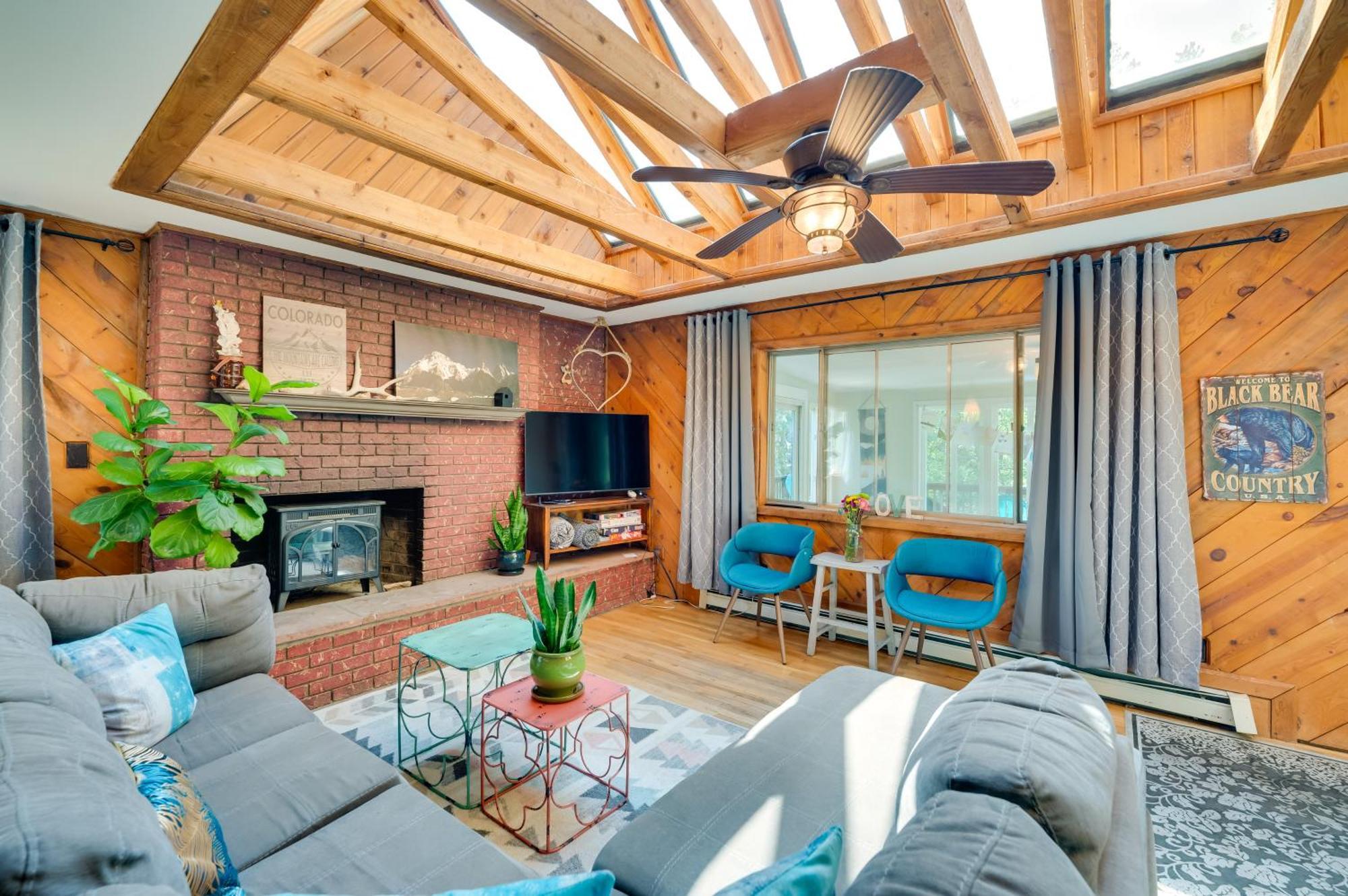 Holiday home Stunning With Deck About 35 Mi To Denver! Golden