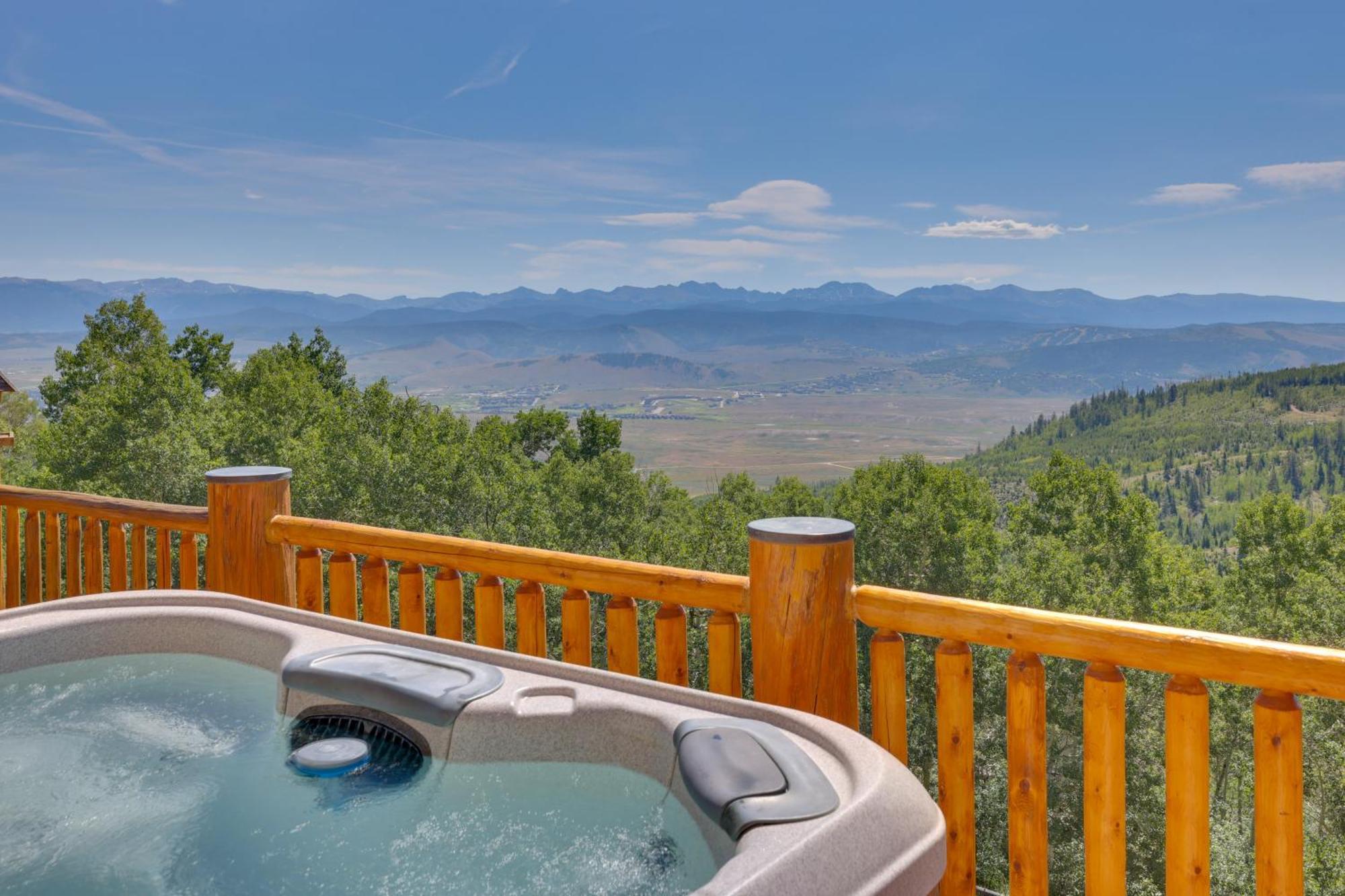 Secluded With Mountain Views And Hot Tub Holiday home