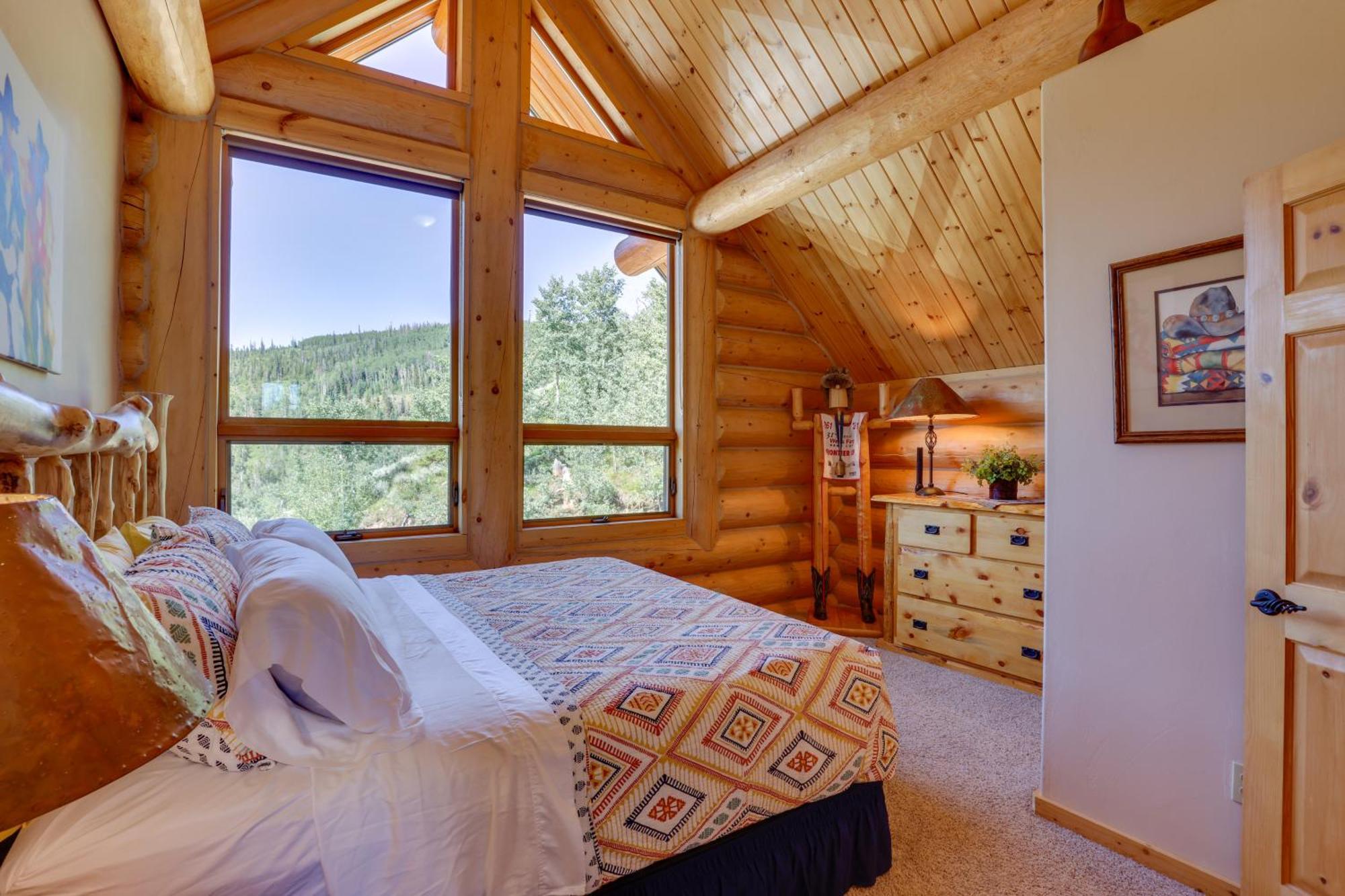 Secluded With Mountain Views And Hot Tub