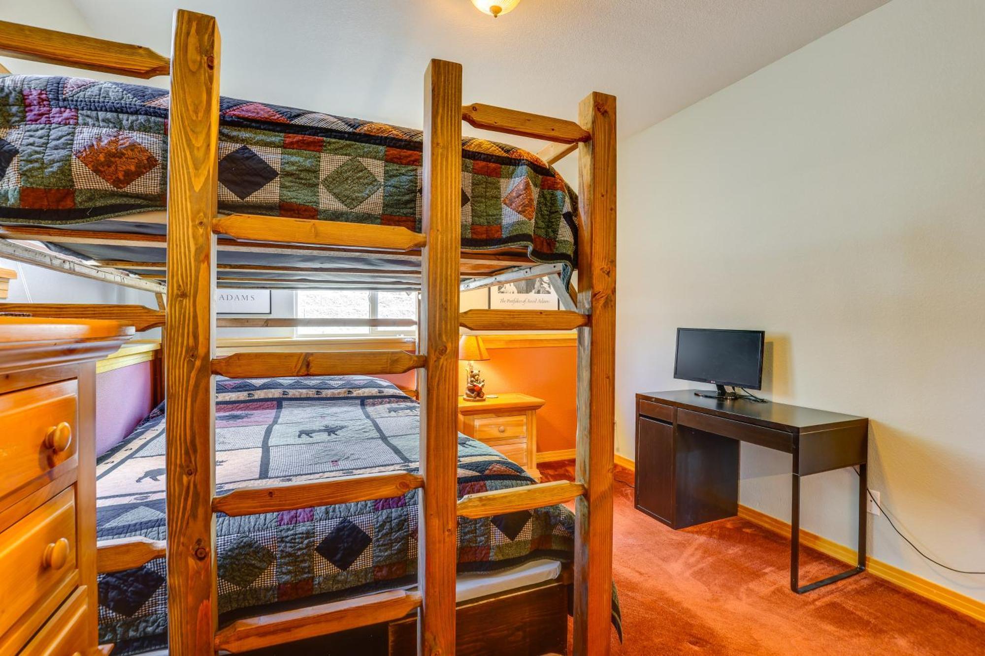 Cozy With Views, 3 Mi To Resort! Apartment