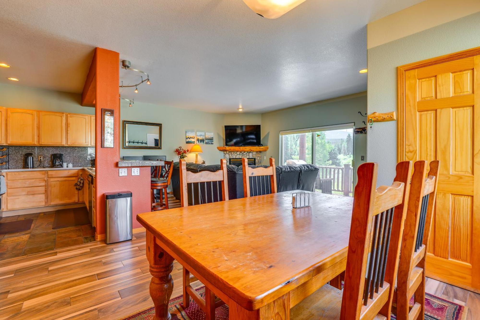 Apartment Cozy With Views, 3 Mi To Resort! *