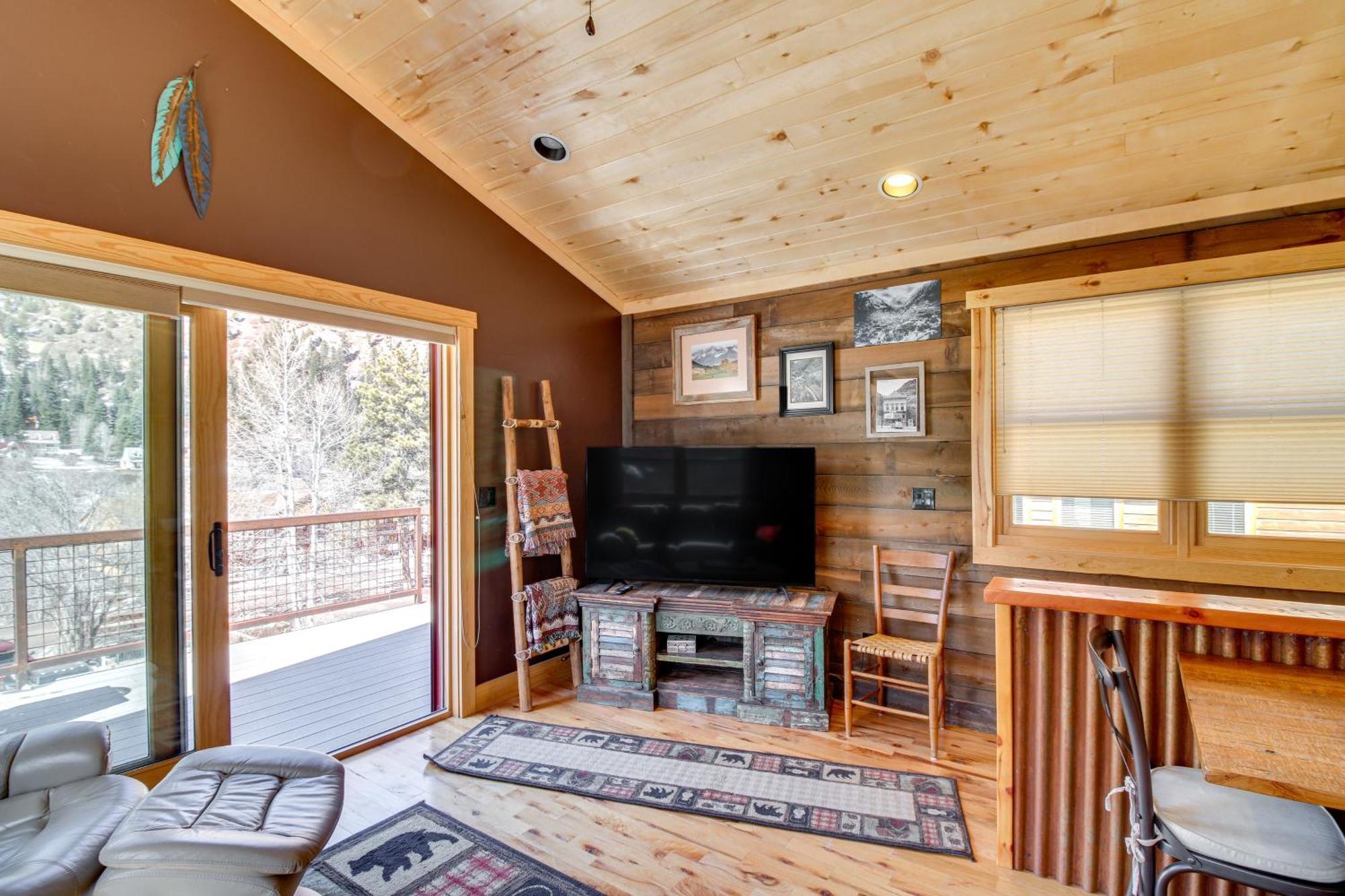 Cozy Hideaway Mountain Views, Steps To Main Holiday home