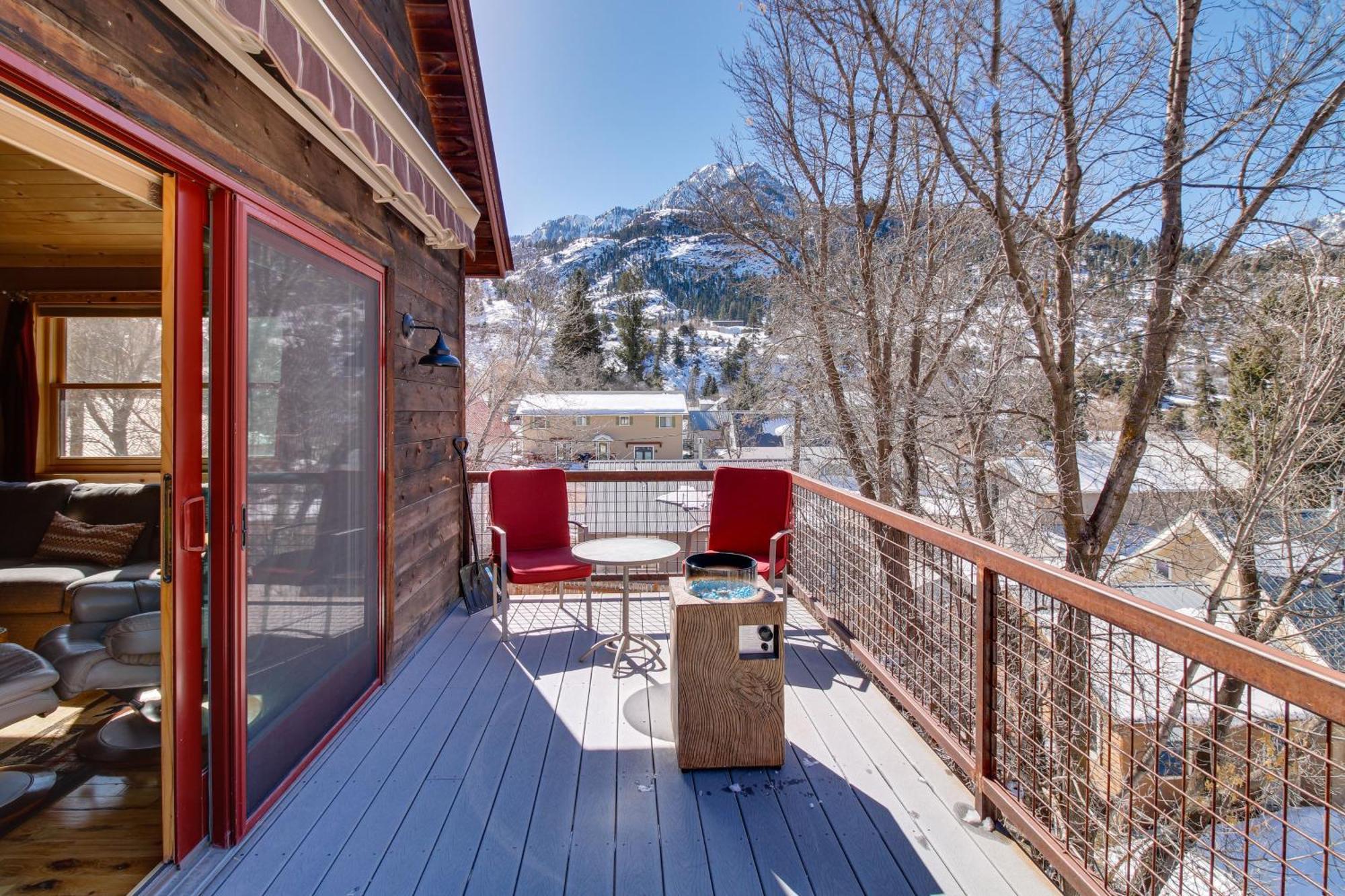 Cozy Hideaway Mountain Views, Steps To Main Holiday home