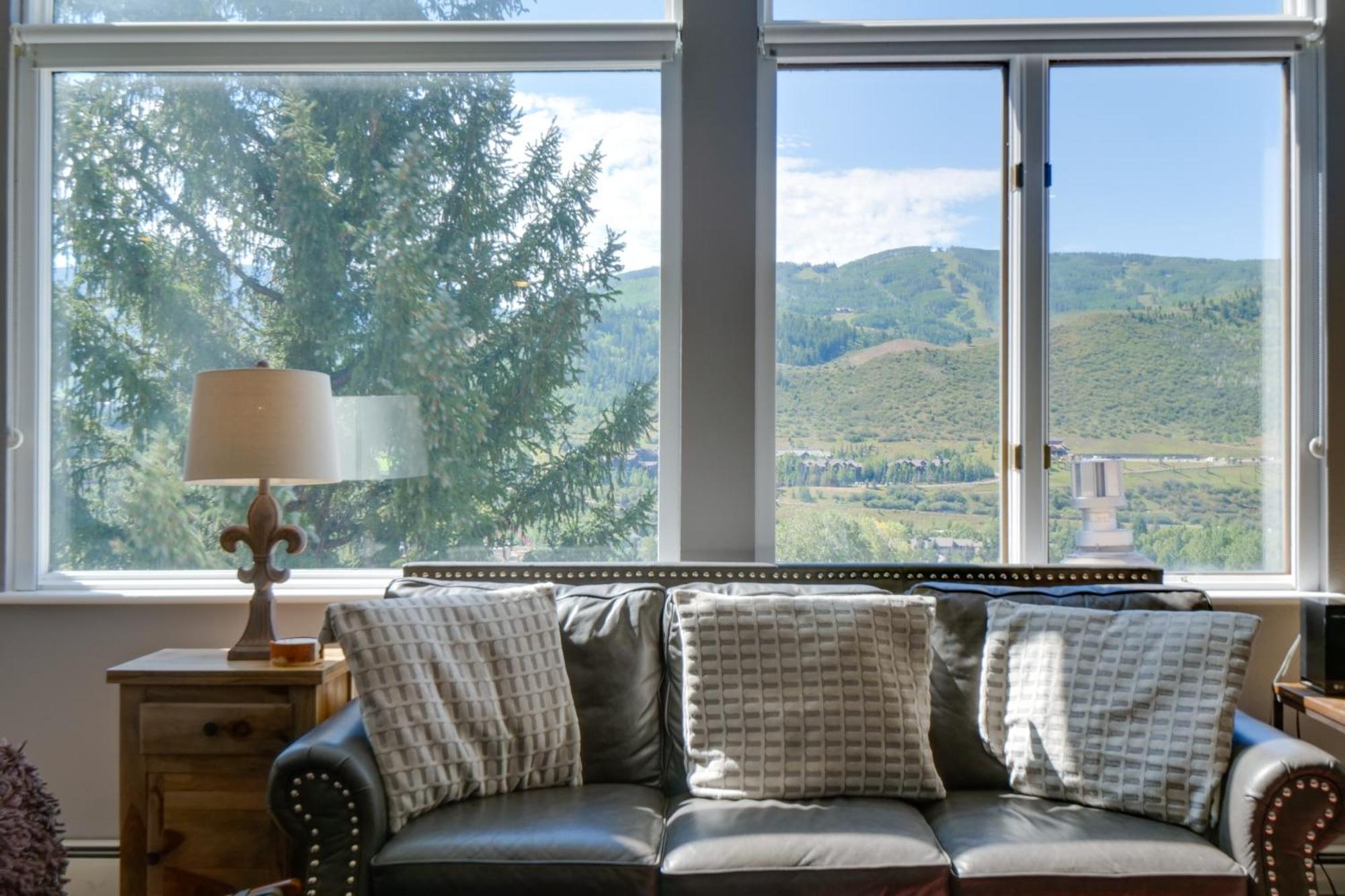 Tranquil Vacation Unit With Luscious Views Apartment