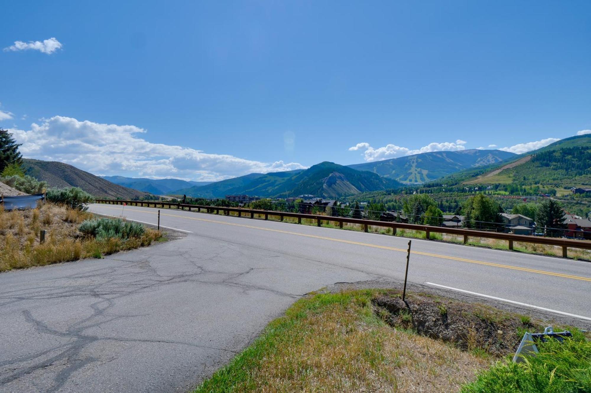 Tranquil Vacation Unit With Luscious Views Apartment Avon