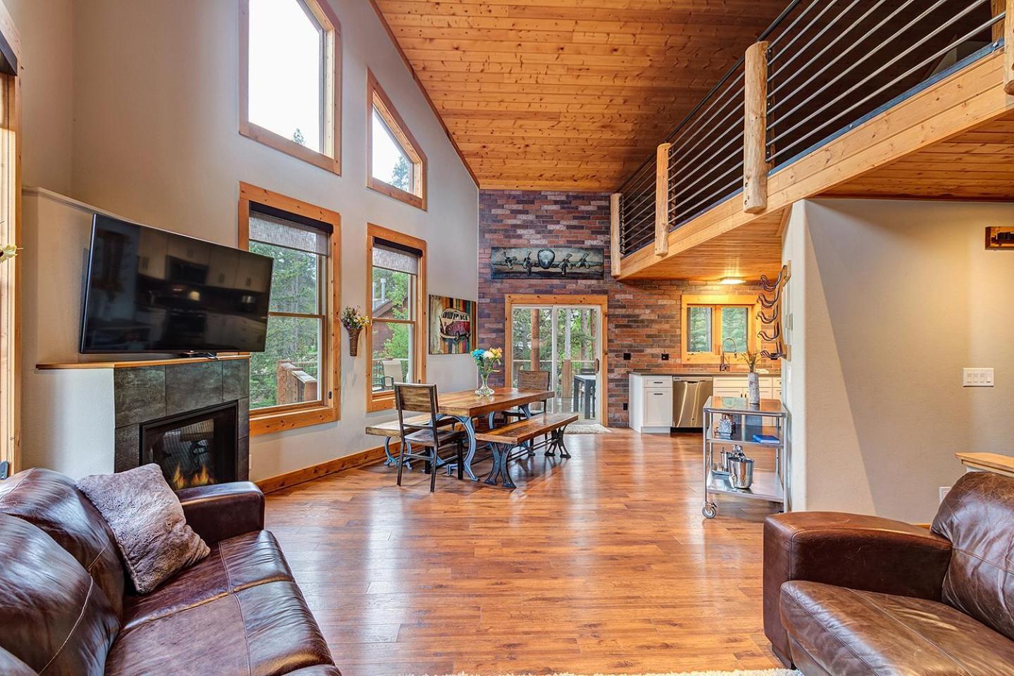 Gorgeous Updated Mountain Just Minutes From The Slopes, Private Hot Tub, Pool Table! Holiday home