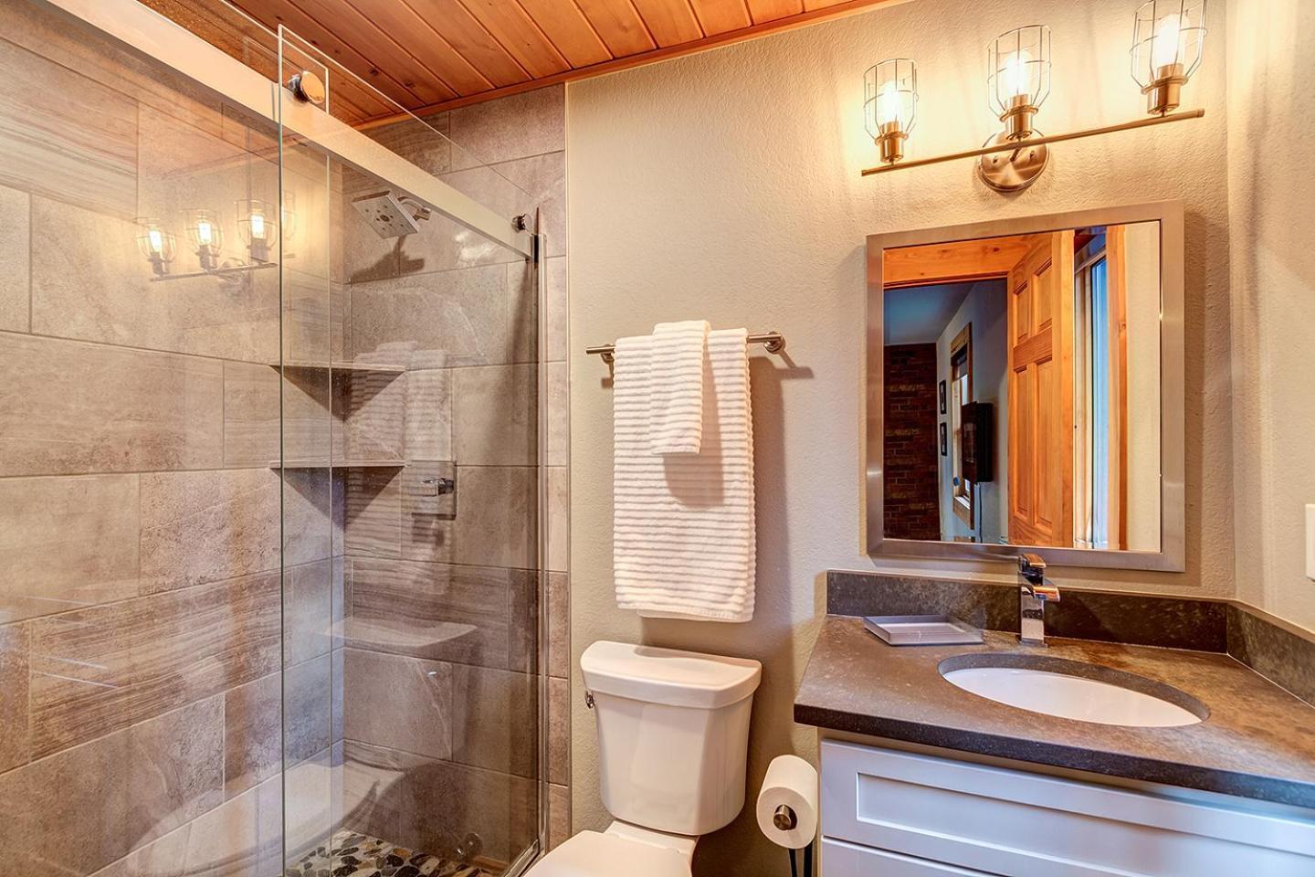 Gorgeous Updated Mountain Just Minutes From The Slopes, Private Hot Tub, Pool Table! Holiday home *