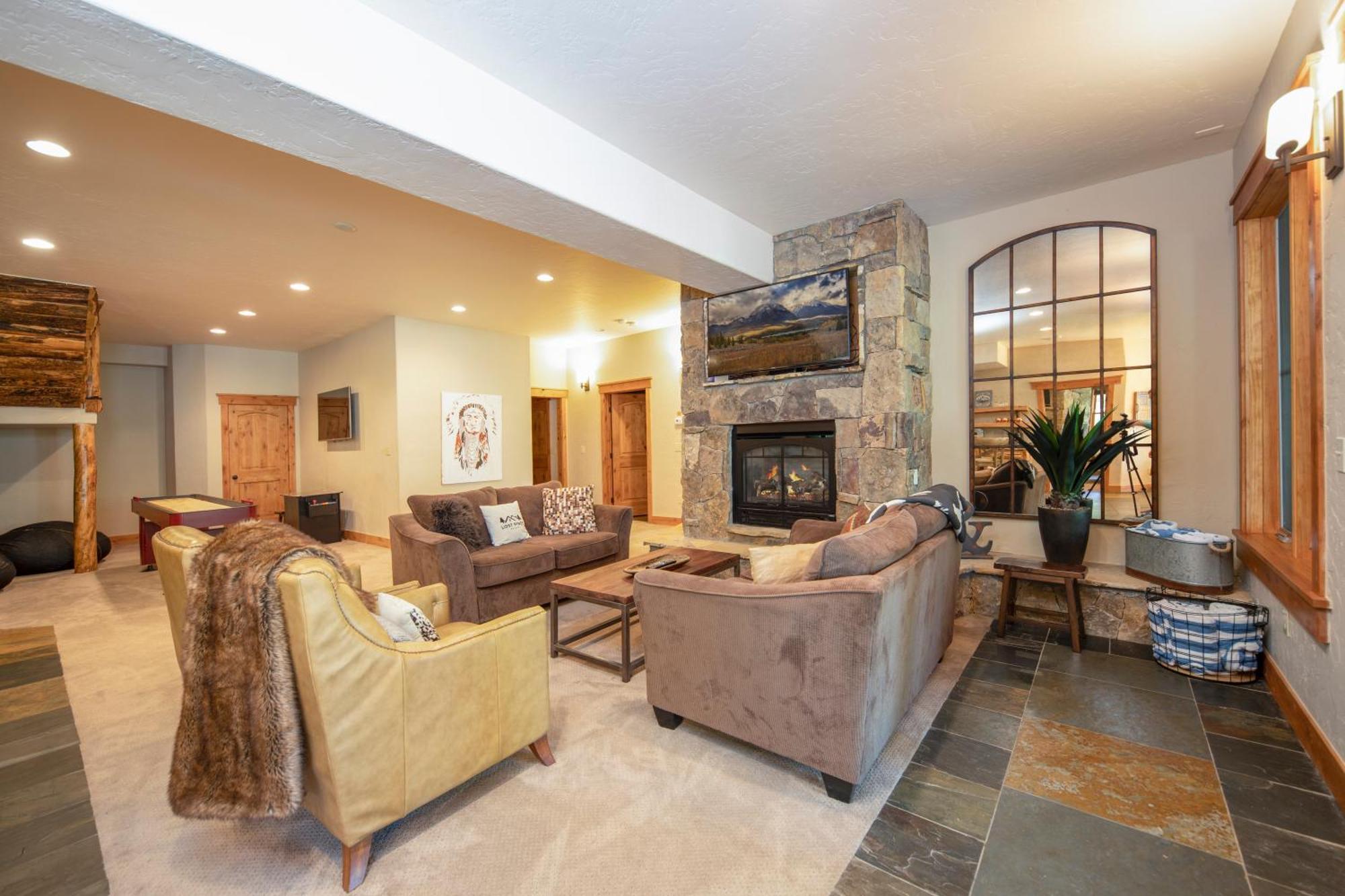 Expansive Elegance At Base Of Peak 8, 6 En-suites, 9 Fireplaces, Game Tables, Hot Tub! *