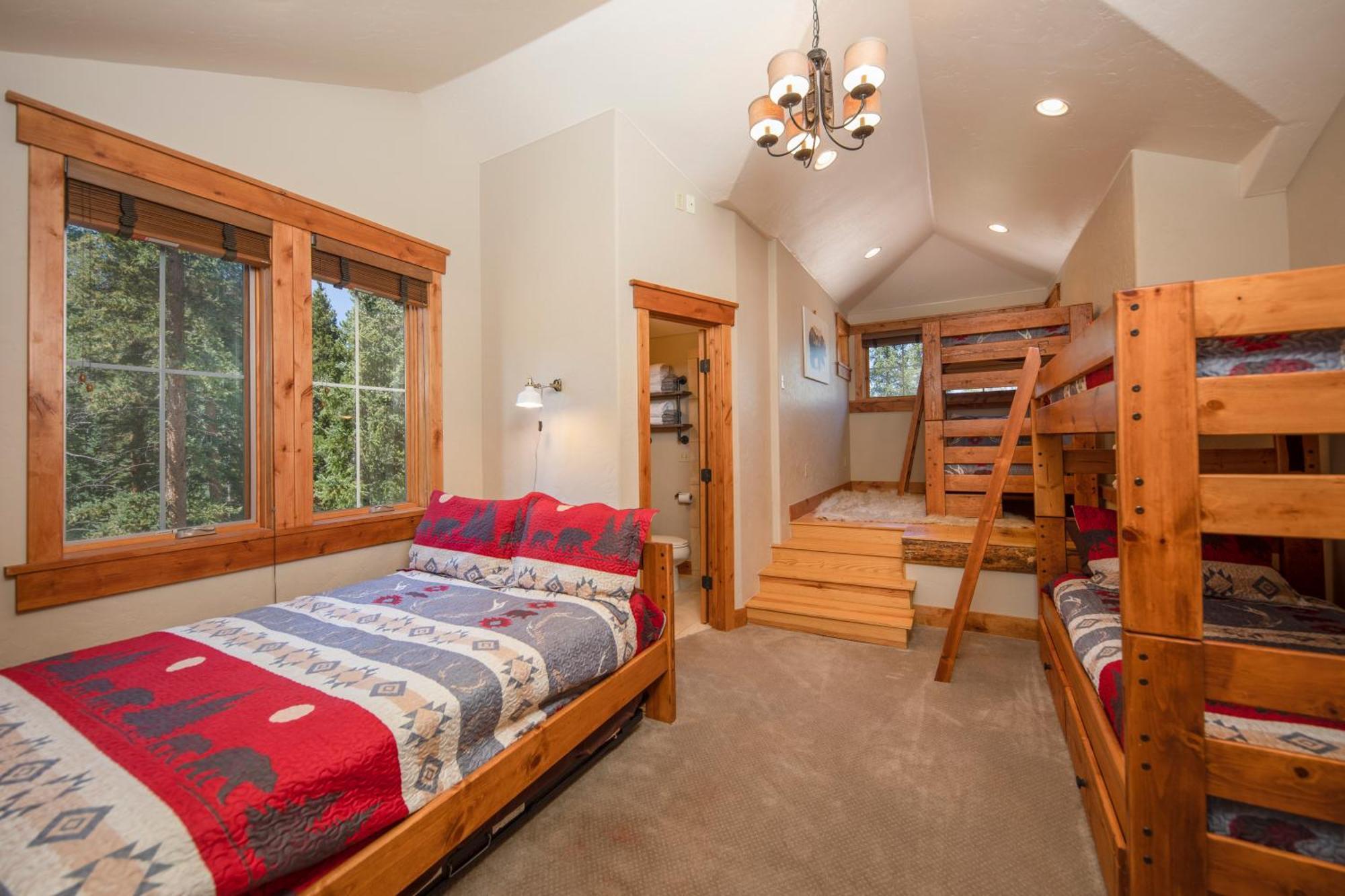 Expansive Elegance At Base Of Peak 8, 6 En-suites, 9 Fireplaces, Game Tables, Hot Tub! Holiday home *