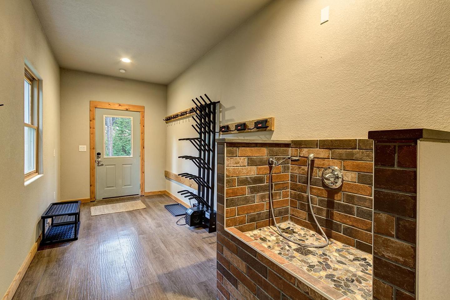Gorgeous Updated Mountain Just Minutes From The Slopes, Private Hot Tub, Pool Table! *