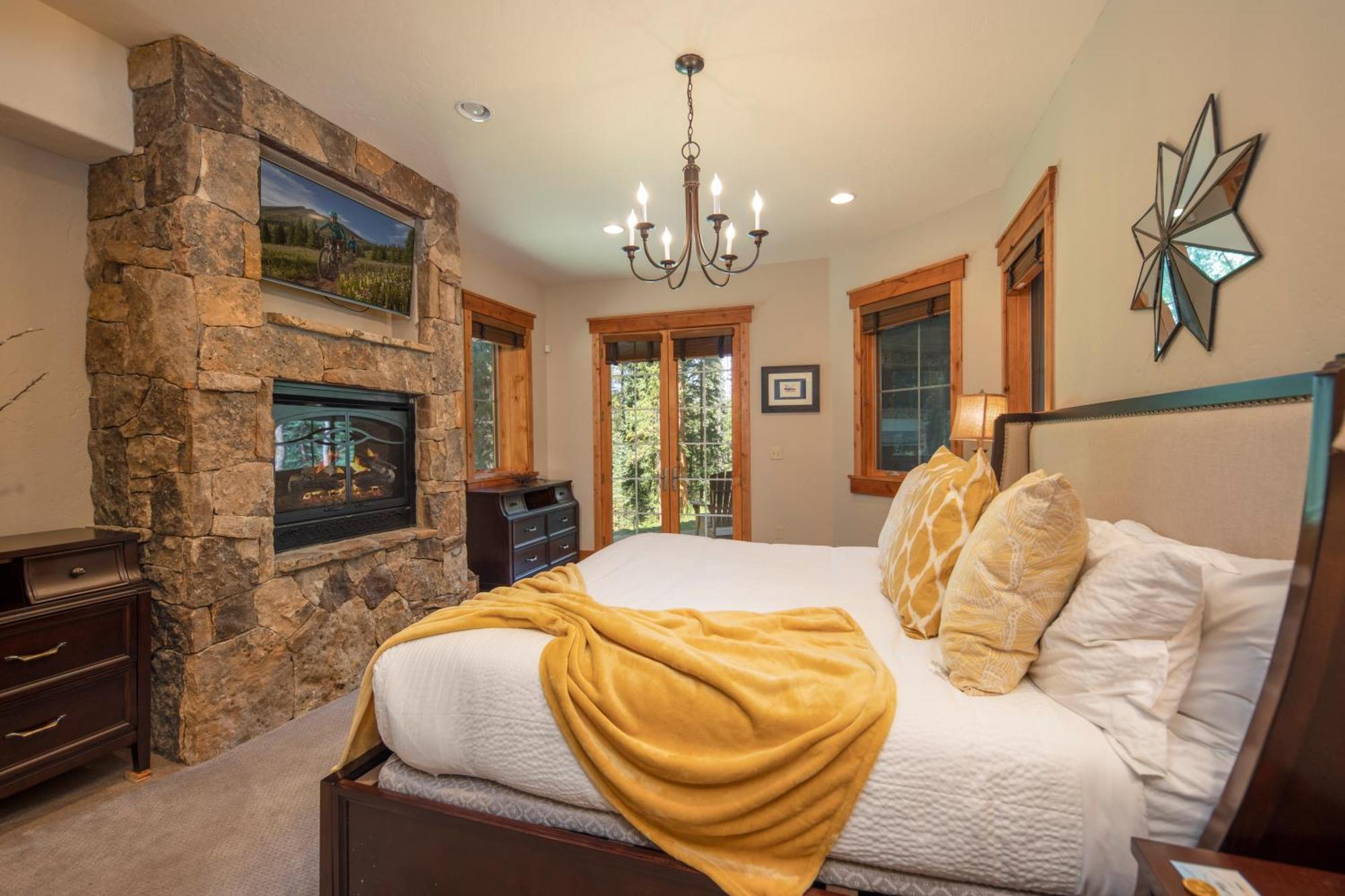 Expansive Elegance At Base Of Peak 8, 6 En-suites, 9 Fireplaces, Game Tables, Hot Tub! * Breckenridge