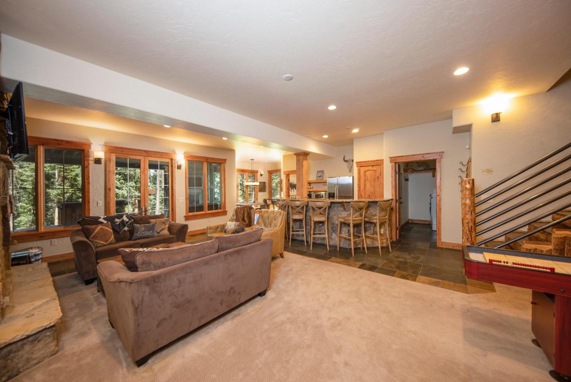 Expansive Elegance At Base Of Peak 8, 6 En-suites, 9 Fireplaces, Game Tables, Hot Tub! Breckenridge
