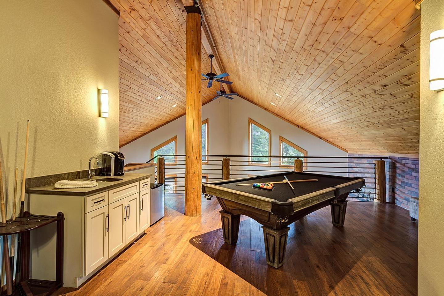 Gorgeous Updated Mountain Just Minutes From The Slopes, Private Hot Tub, Pool Table! *