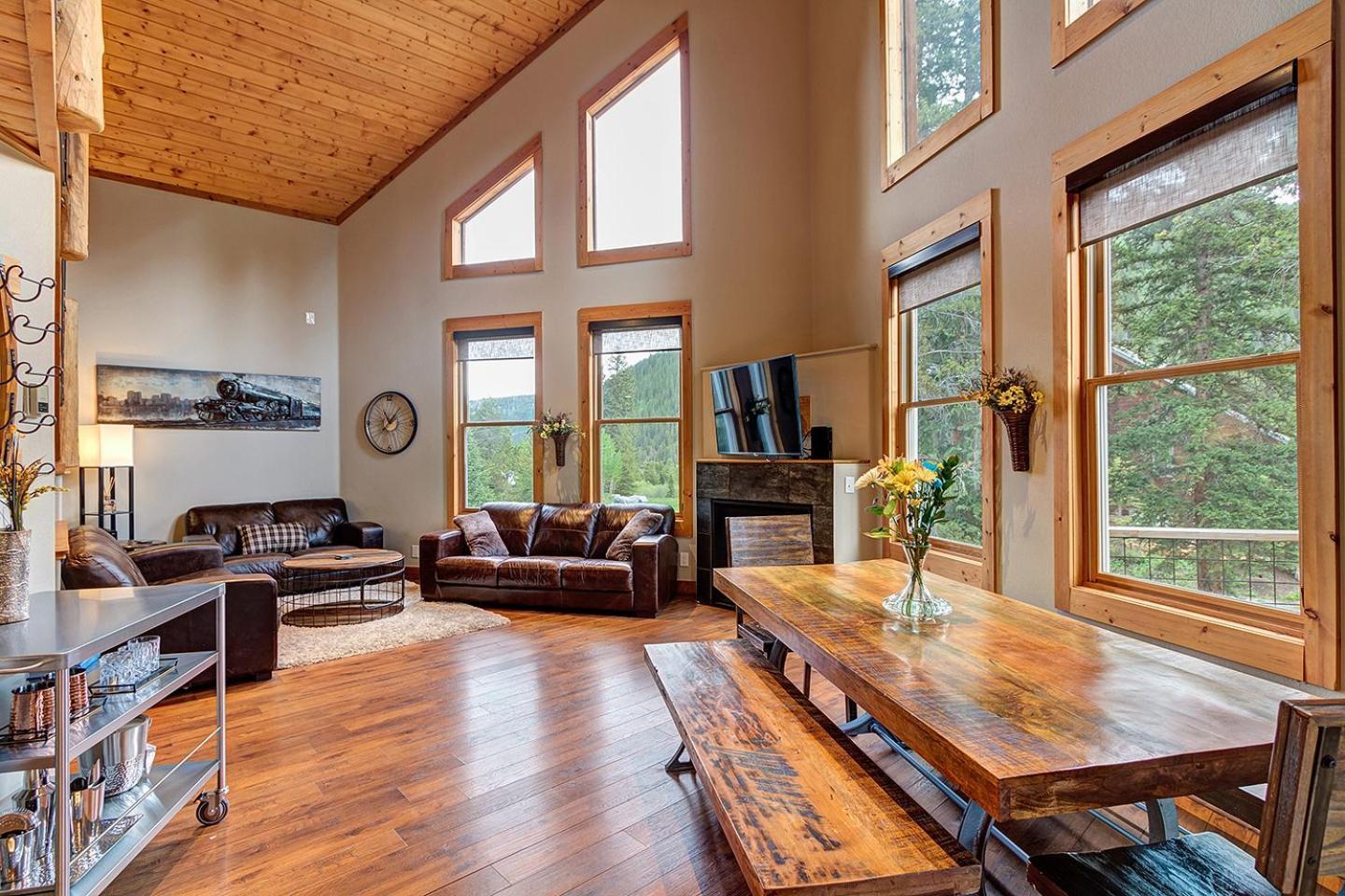 Gorgeous Updated Mountain Just Minutes From The Slopes, Private Hot Tub, Pool Table!