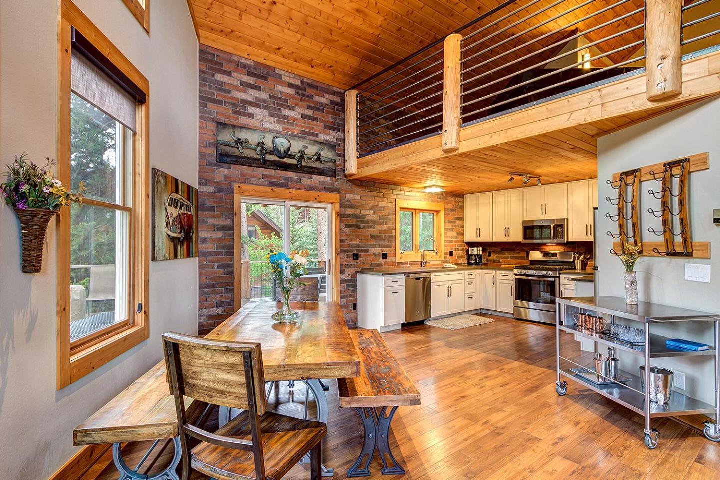 Gorgeous Updated Mountain Just Minutes From The Slopes, Private Hot Tub, Pool Table! Holiday home