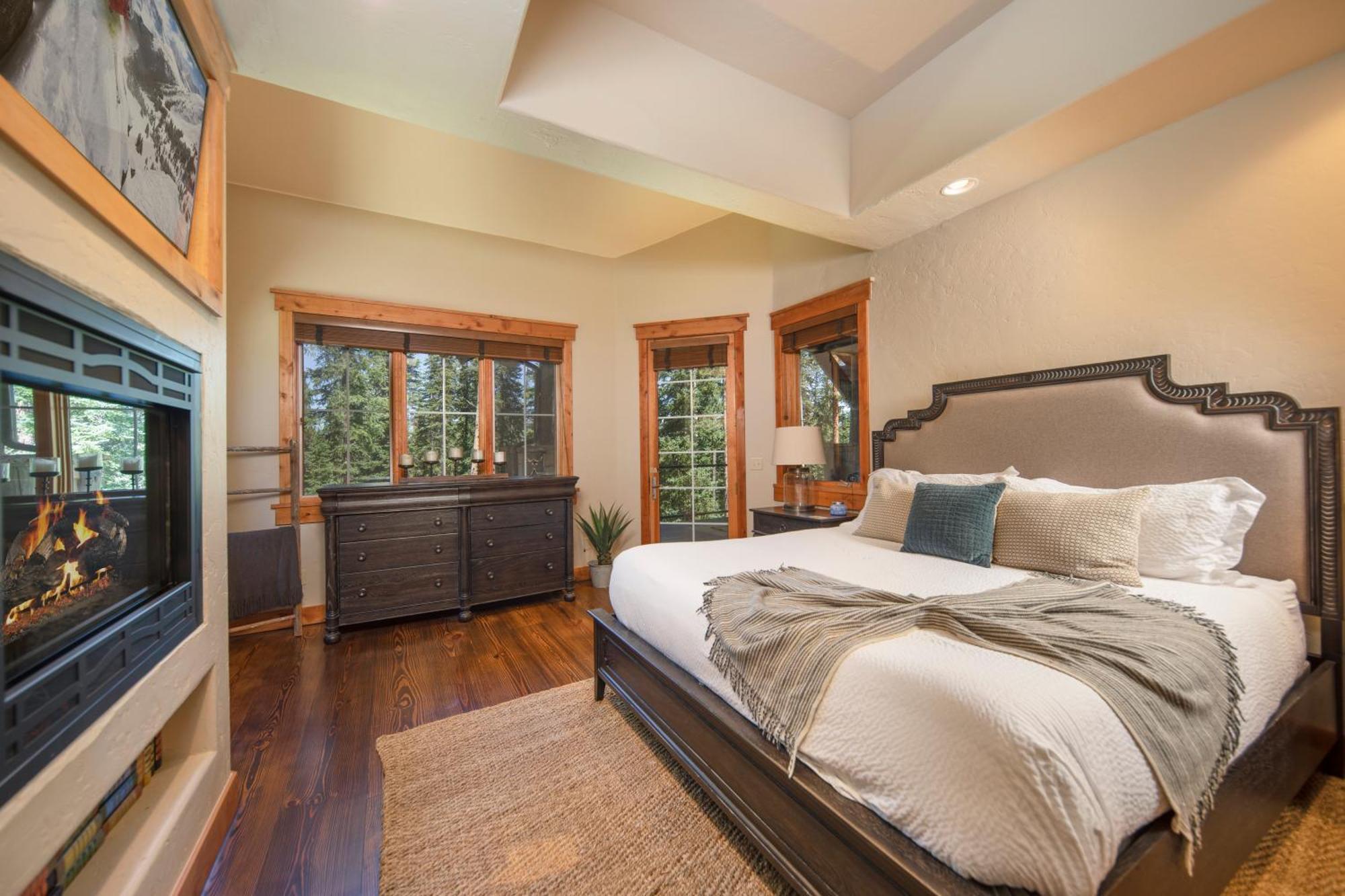 Expansive Elegance At Base Of Peak 8, 6 En-suites, 9 Fireplaces, Game Tables, Hot Tub!