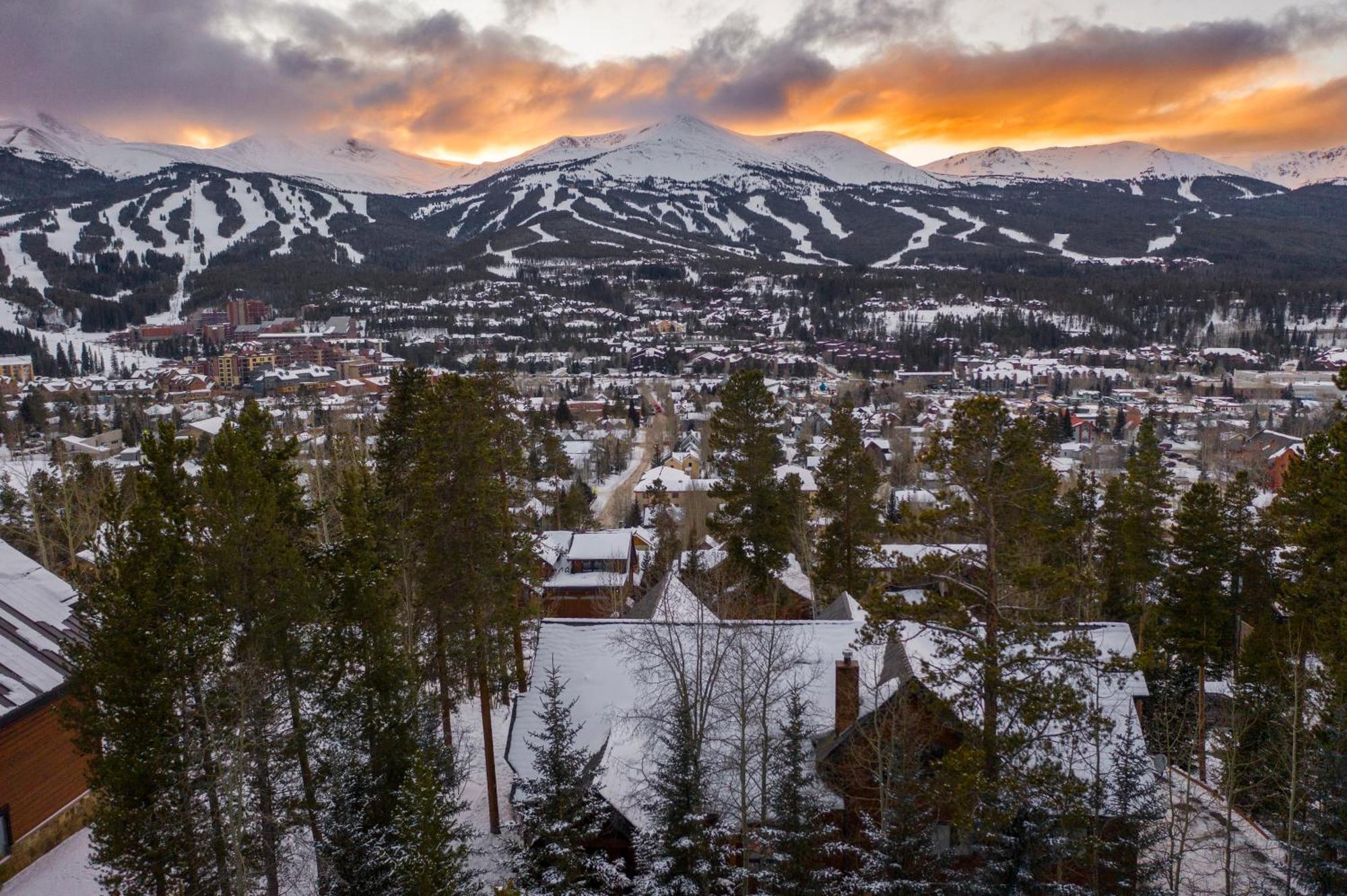 Walking Distance To Downtown Breck, Stunning Panorama, Hot Tub, Foosball, Arcade Machine! Holiday home *