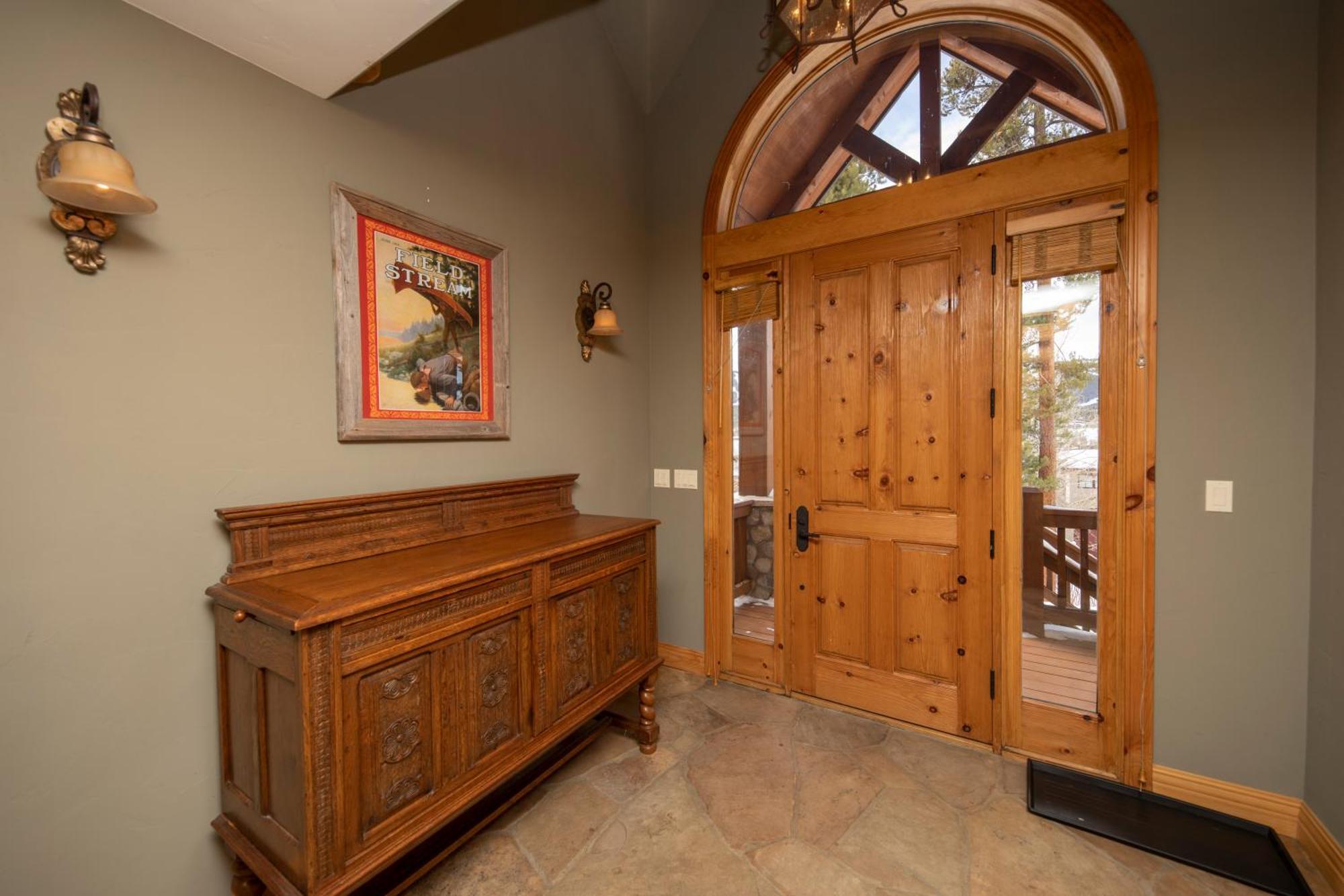 Walking Distance To Downtown Breck, Stunning Panorama, Hot Tub, Foosball, Arcade Machine! Holiday home