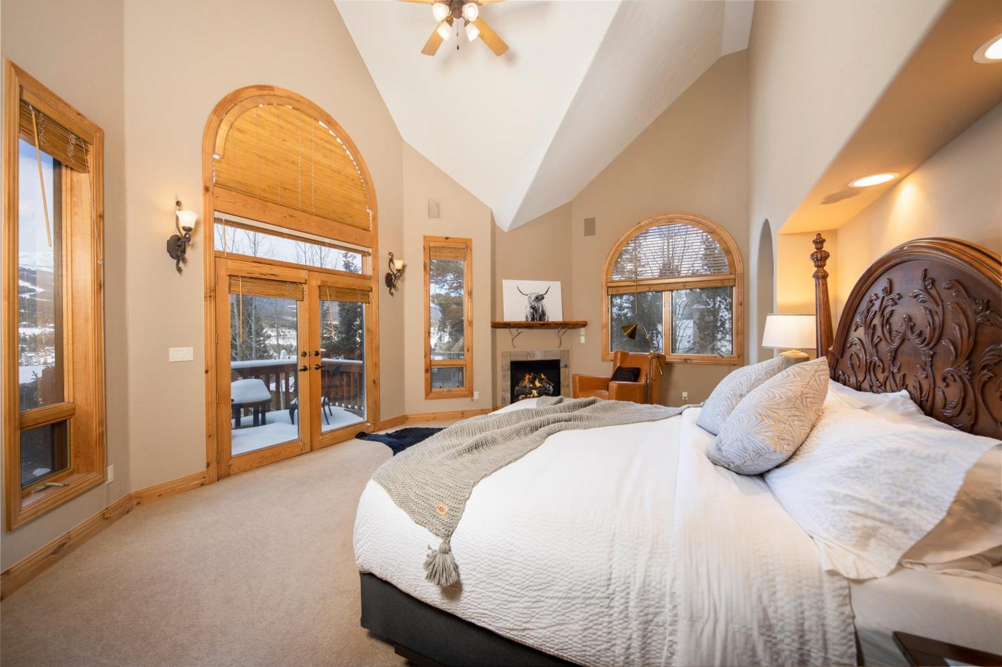 Walking Distance To Downtown Breck, Stunning Panorama, Hot Tub, Foosball, Arcade Machine!