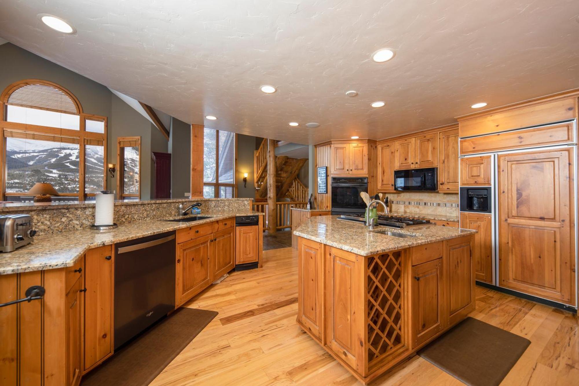 Walking Distance To Downtown Breck, Stunning Panorama, Hot Tub, Foosball, Arcade Machine! Holiday home Breckenridge