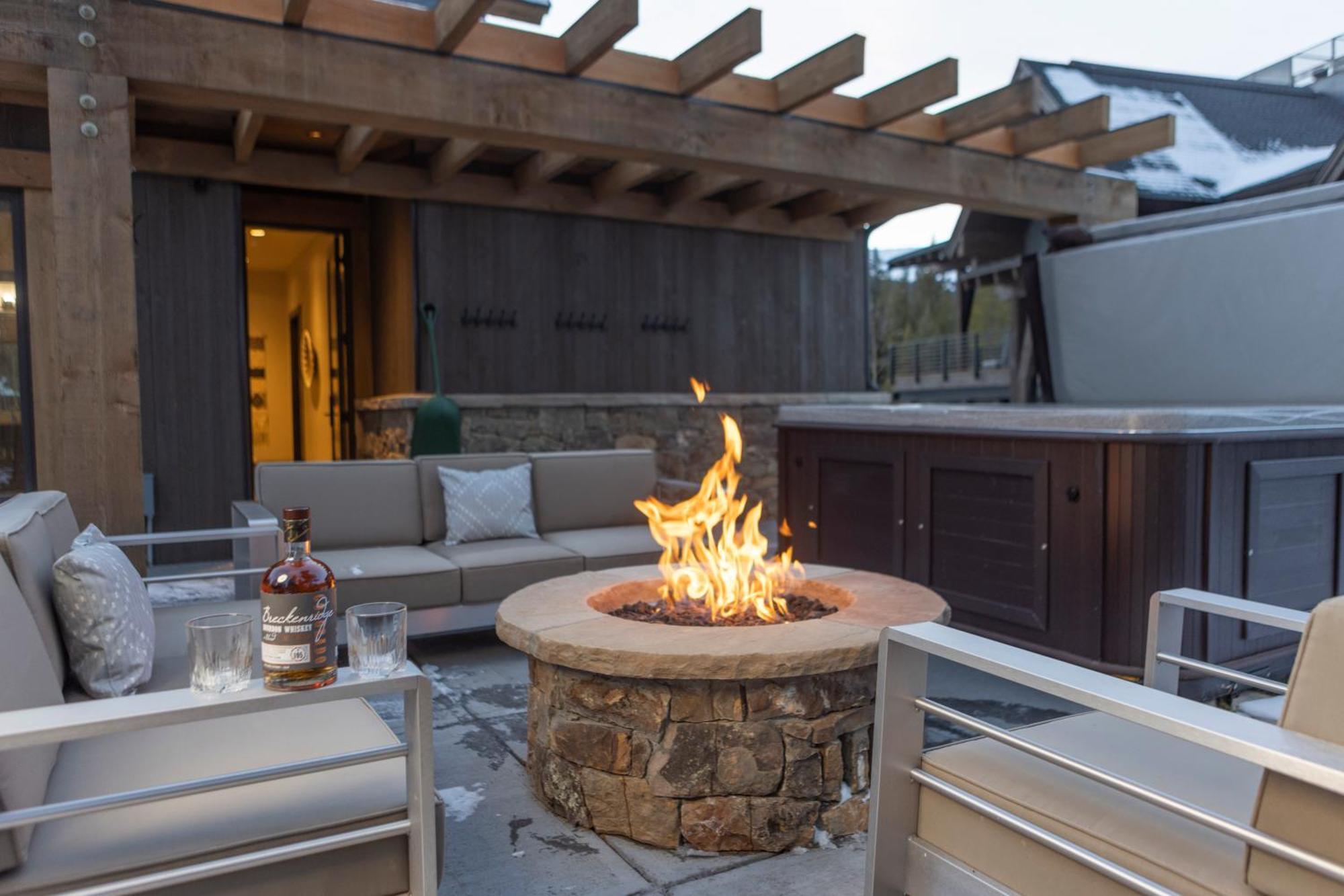 Steps From Shuttle! Stunning Views! Luxury Finishes, Backs To Nordic Trails, Easy Access To Peak 8! Holiday home