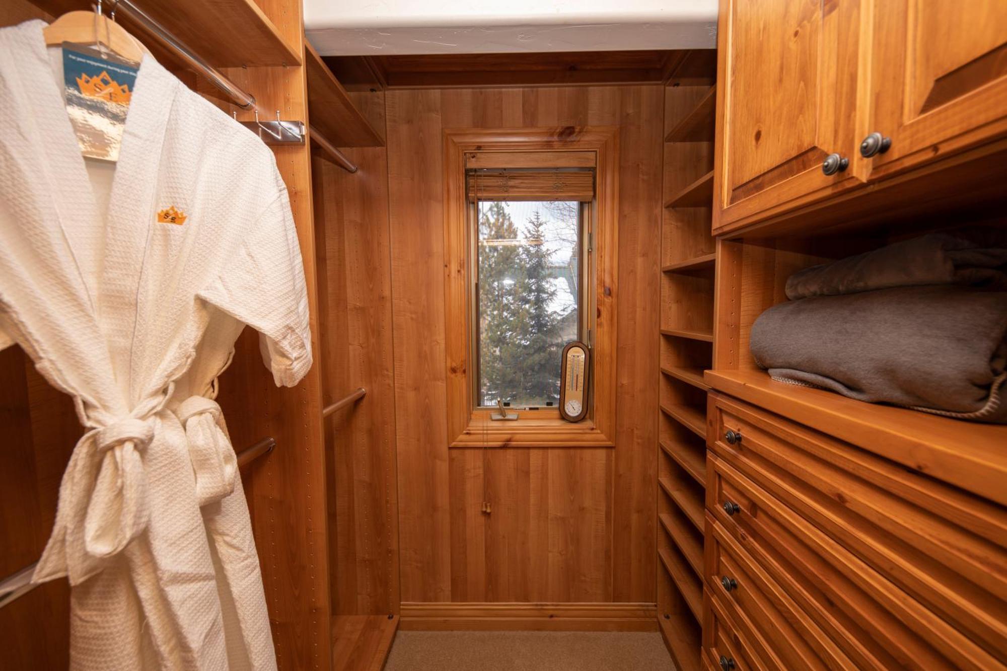 Walking Distance To Downtown Breck, Stunning Panorama, Hot Tub, Foosball, Arcade Machine!
