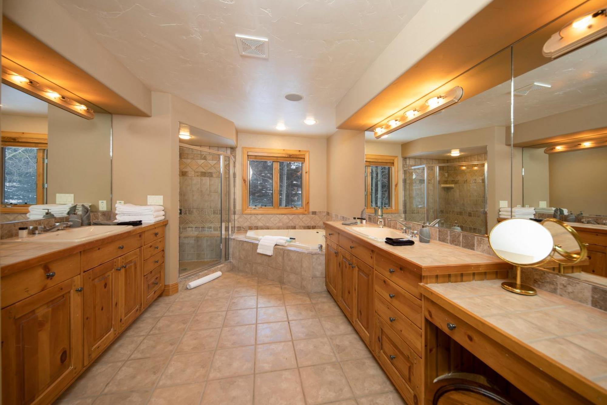 Holiday home Walking Distance To Downtown Breck, Stunning Panorama, Hot Tub, Foosball, Arcade Machine!