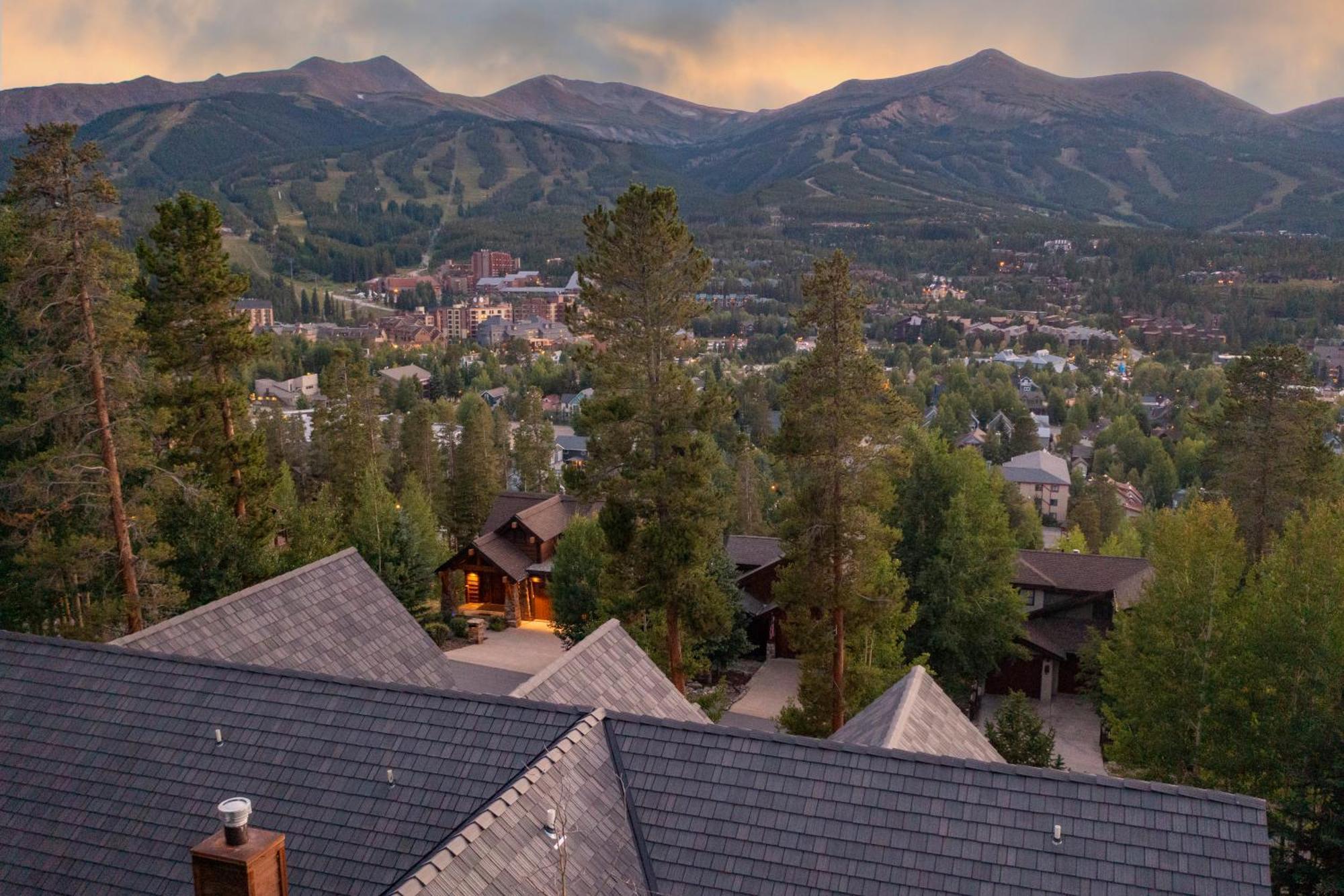 Holiday home Walking Distance To Downtown Breck, Stunning Panorama, Hot Tub, Foosball, Arcade Machine! Breckenridge